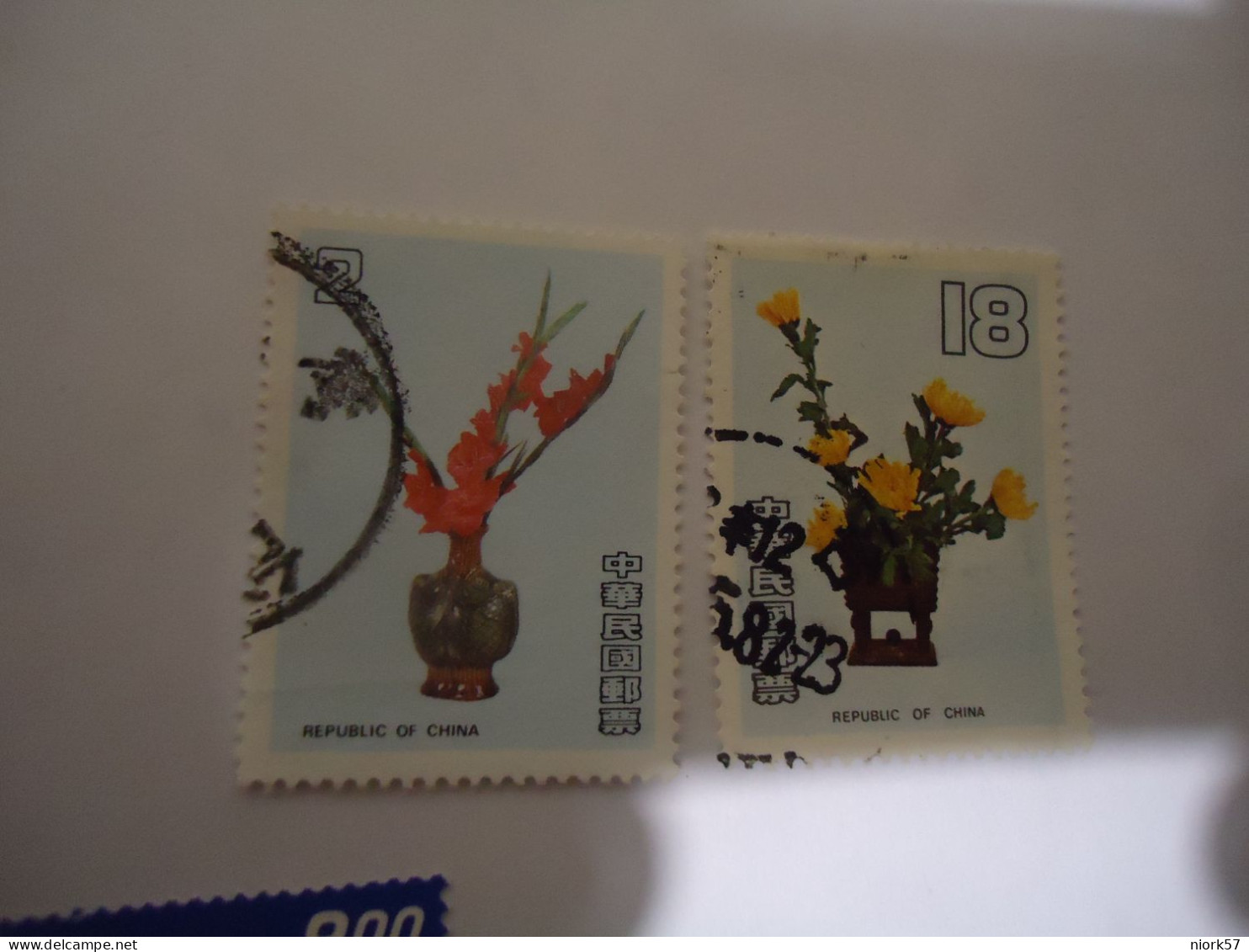 TAIWAN  USED  STAMPS 2 FLOWERS - Sonstige & Ohne Zuordnung