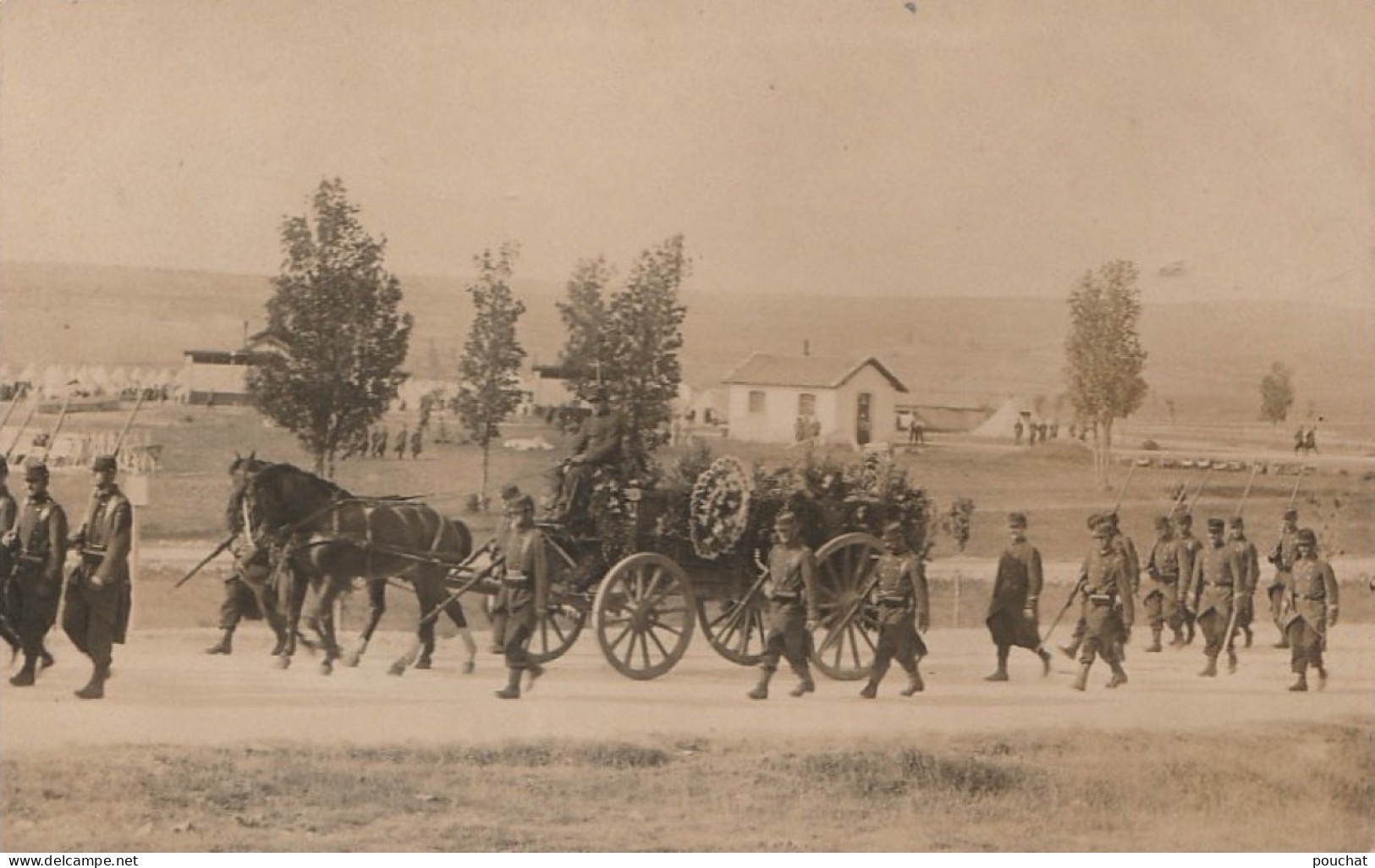 12) CAMP DU LARZAC - CARTE PHOTO - OBSEQUES DU SERGENT MAJOR ENJABRAN DU 81° DECEDE AU CAMP LE 9 JUIN 1907 - N° 1 - La Cavalerie