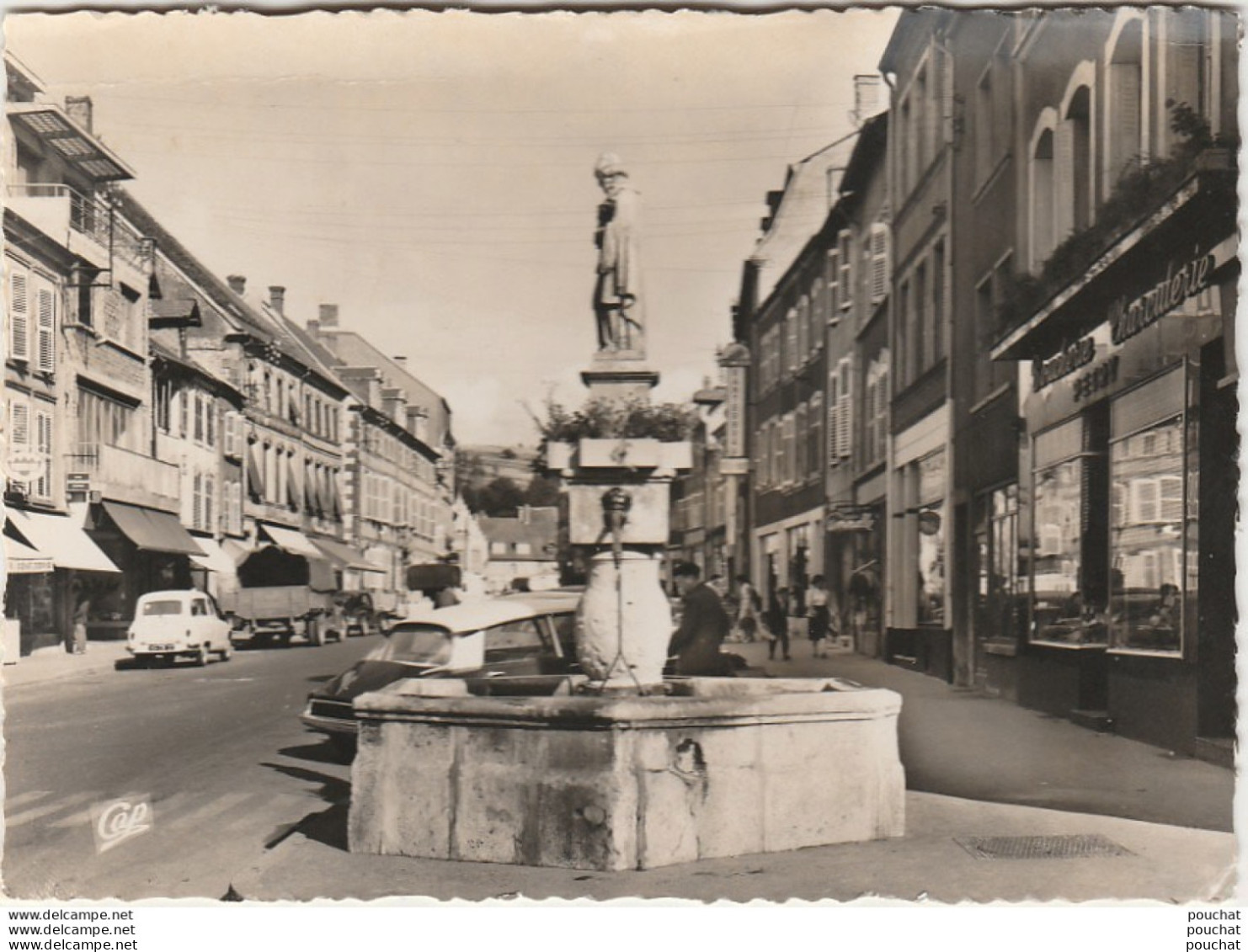 F17- 57) SAINT AVOLD (MOSELLE) RUE HIRSCHAUER ET LA FONTAINE - (VOITURE CITROEN DS 20 Ou ID 19  - 2 SCANS) - Saint-Avold