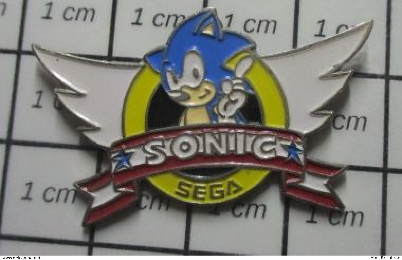 322 Pin's Pins / Beau Et Rare / JEUX / CONSOLE SEGA  HERISSON SONIC TA MERE Par EOLE - Casinos