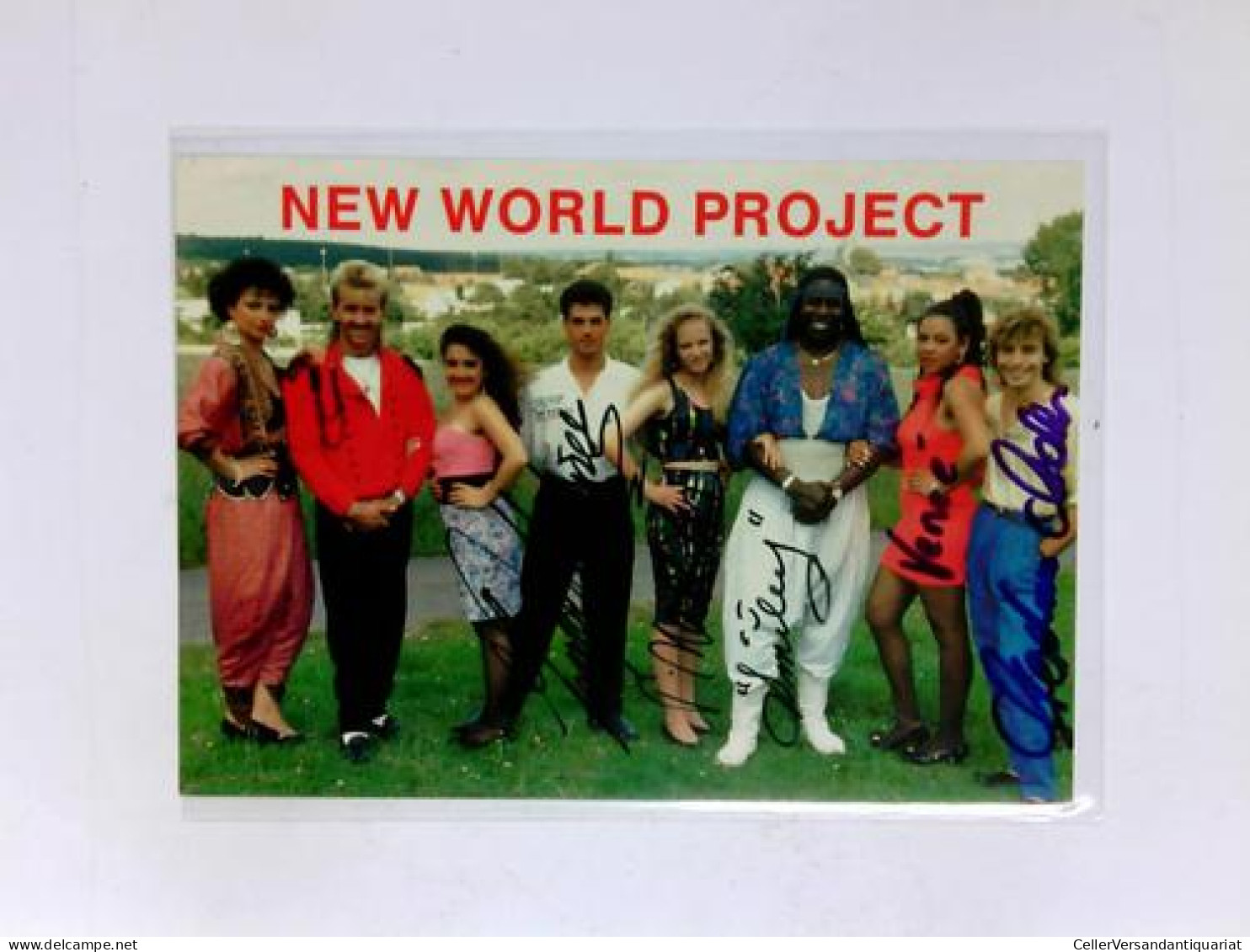 Signierte Autogrammkarte Von New World Project (Gesangsgruppe) - Ohne Zuordnung