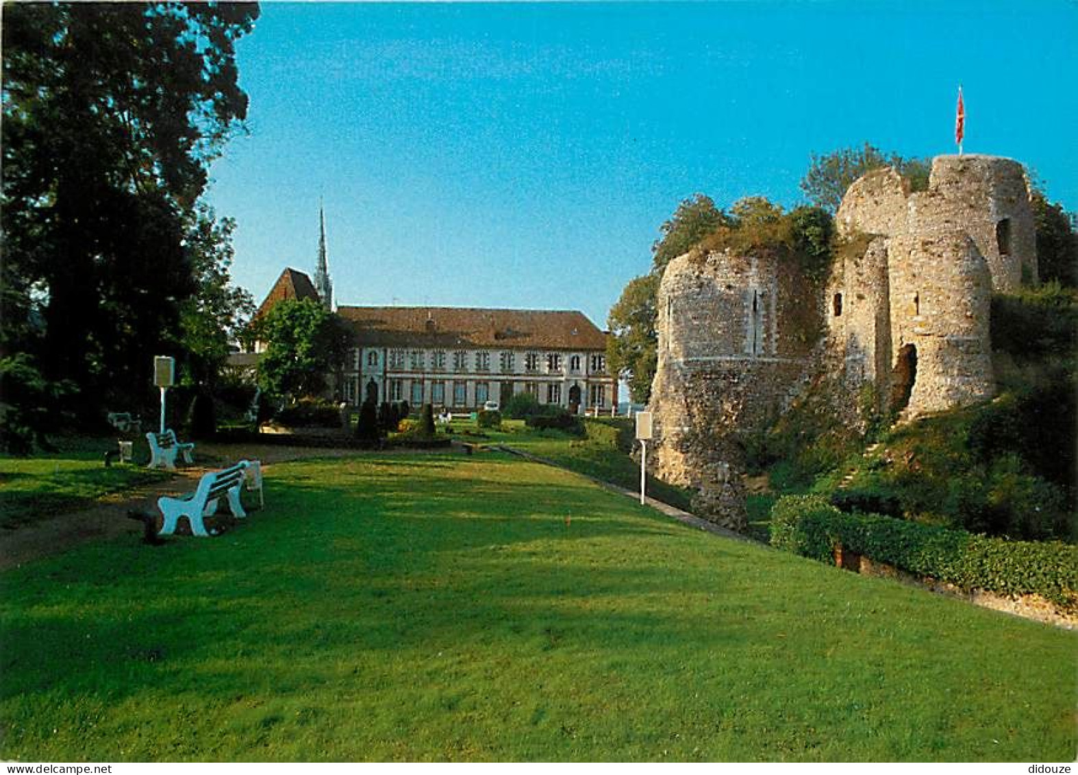 27 - Conches En Ouche - Le Donjon (Xllè S.) - L'Hôtel De Ville Et Son Jardin Public - Vieilles Pierres - CPM - Carte Neu - Conches-en-Ouche