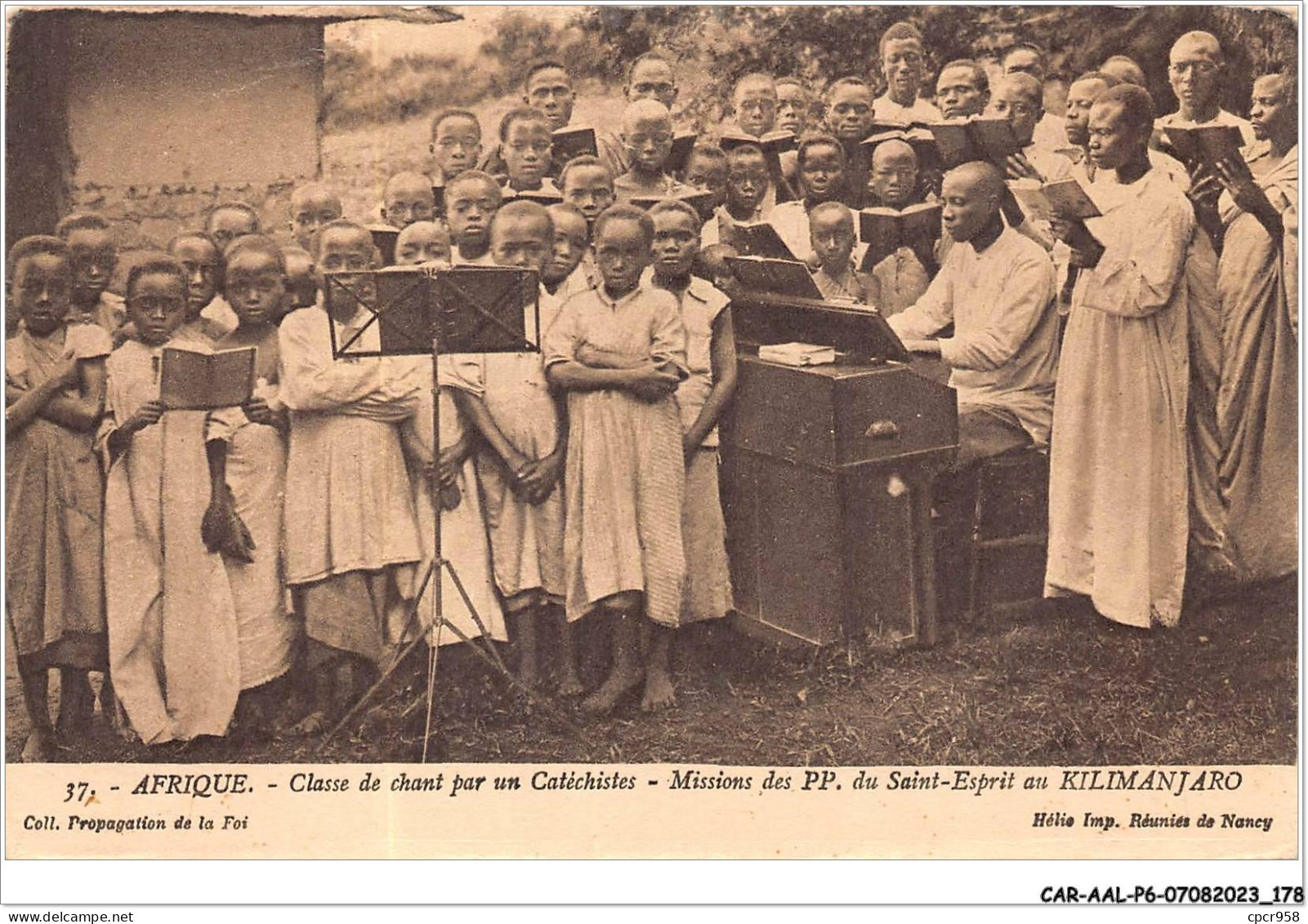 CAR-AALP6-KENYA-0568 - AFRIQUE-Classe De Chant Par Un Cathechistes-missions Des Pp, Du Saint-Esprit Au KILIMANJARO - Kenya