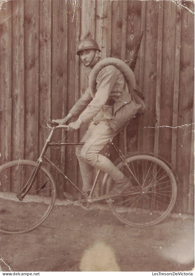 CARTE PHOTO - Un Militaire Sur Une Bicylette - Carte Postale Ancienne - Fotografia