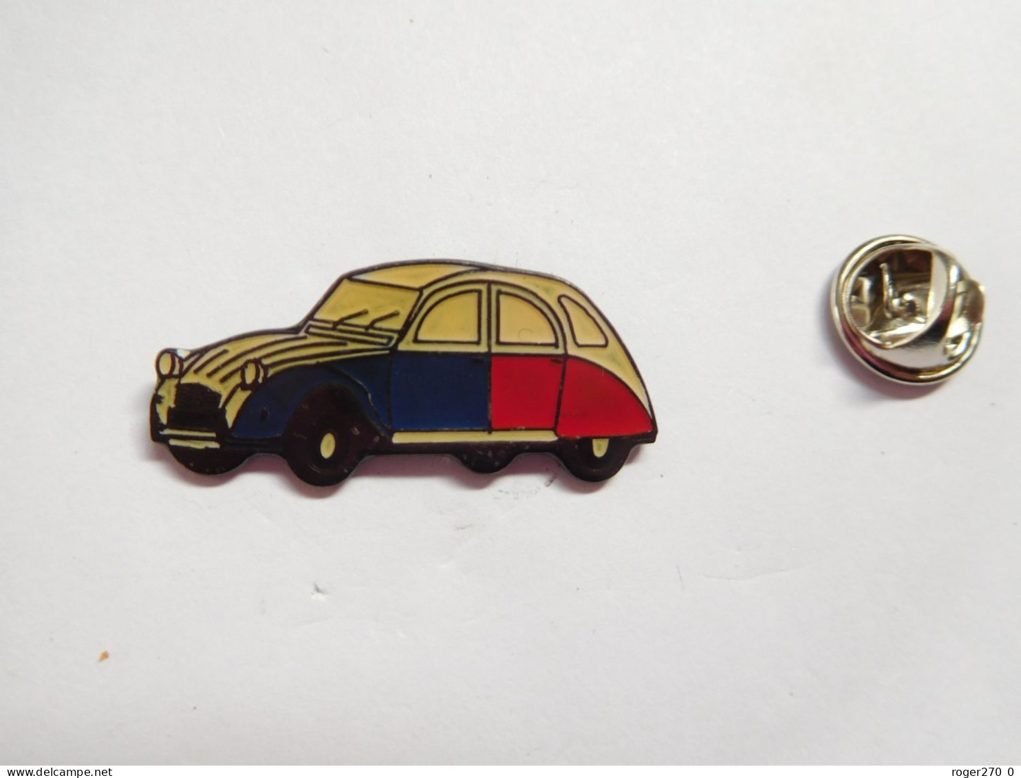 Beau Pin's , Auto Citroën 2 CV , 2 CH , Bleu , Blanc Et Rouge , Fond Noir Quadrillé - Citroën