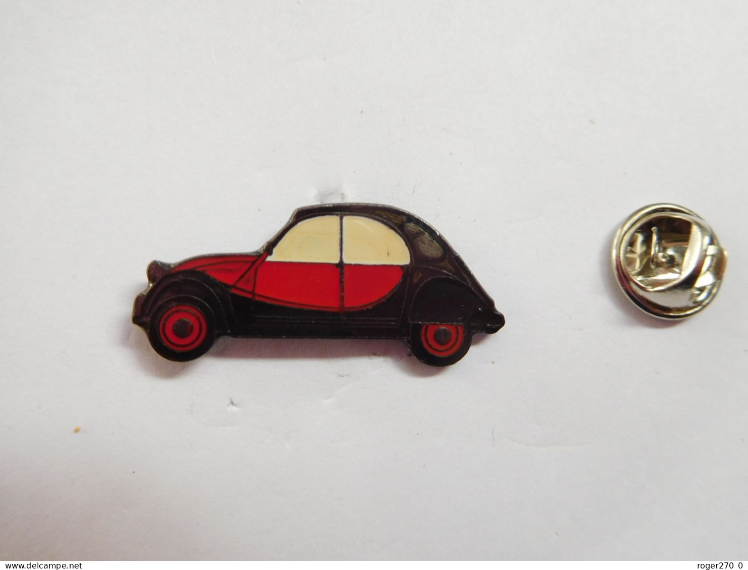 Beau Pin's , Auto Citroën 2 CV , 2 CH , Noir Et Rouge , Fond Noir Quadrillé - Citroën