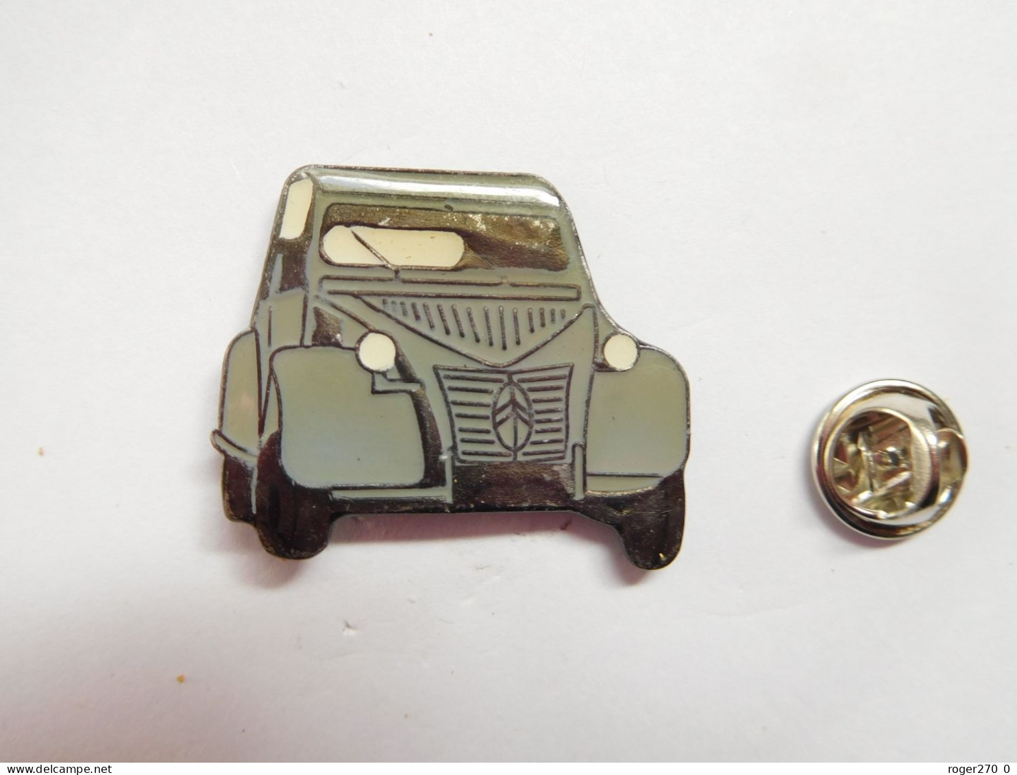 Beau Pin's , Auto Citroën 2 CV , 2 CH , Grise , Fond Noir Quadrillé , Grand Modèle : 25x31 Mm - Citroën