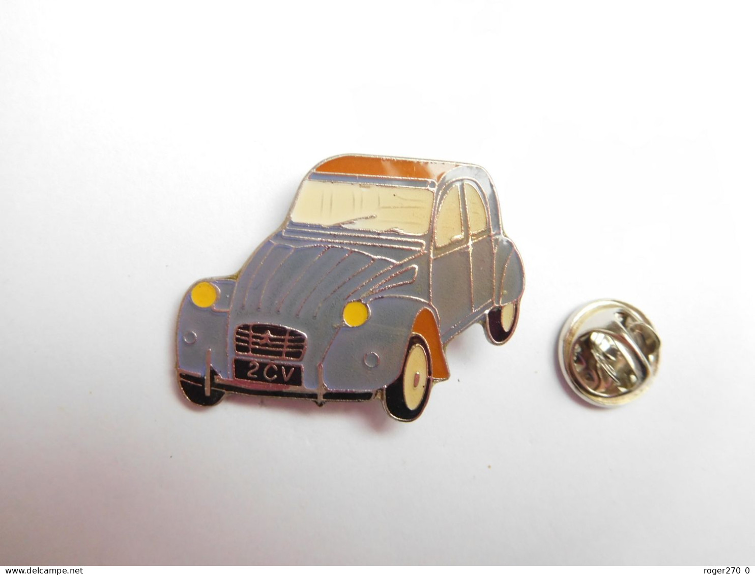 Beau Pin's , Auto Citroën 2 CV , 2 CH , Violet Et Marron , Fond Argenté Quadrillé - Citroën