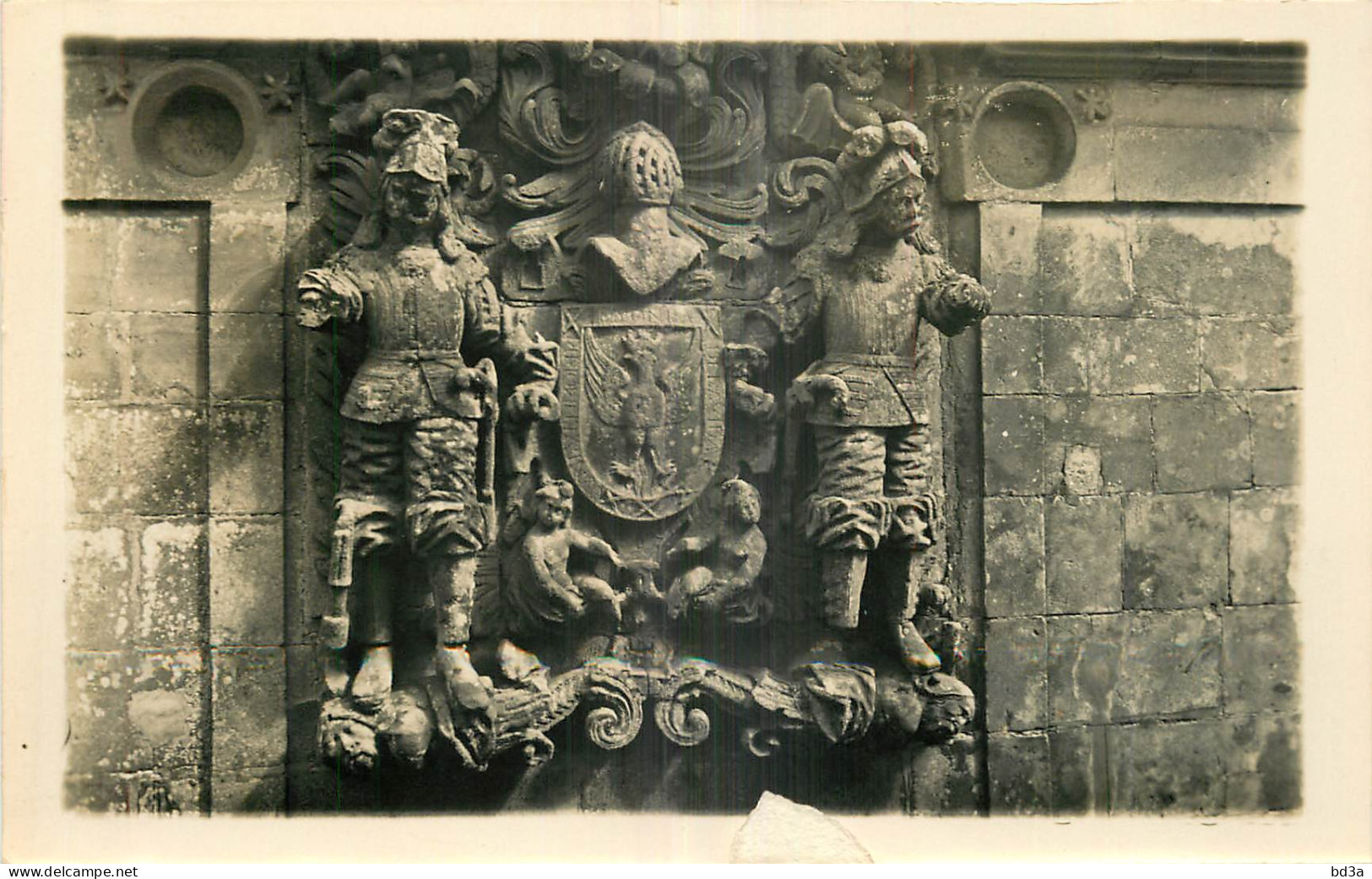 ESPANA SANTILLANA DEL MAR. DETAILE DEL ESCUDO DE LA CASA ILAMADA DE LOS HOMBRONES - Cantabria (Santander)