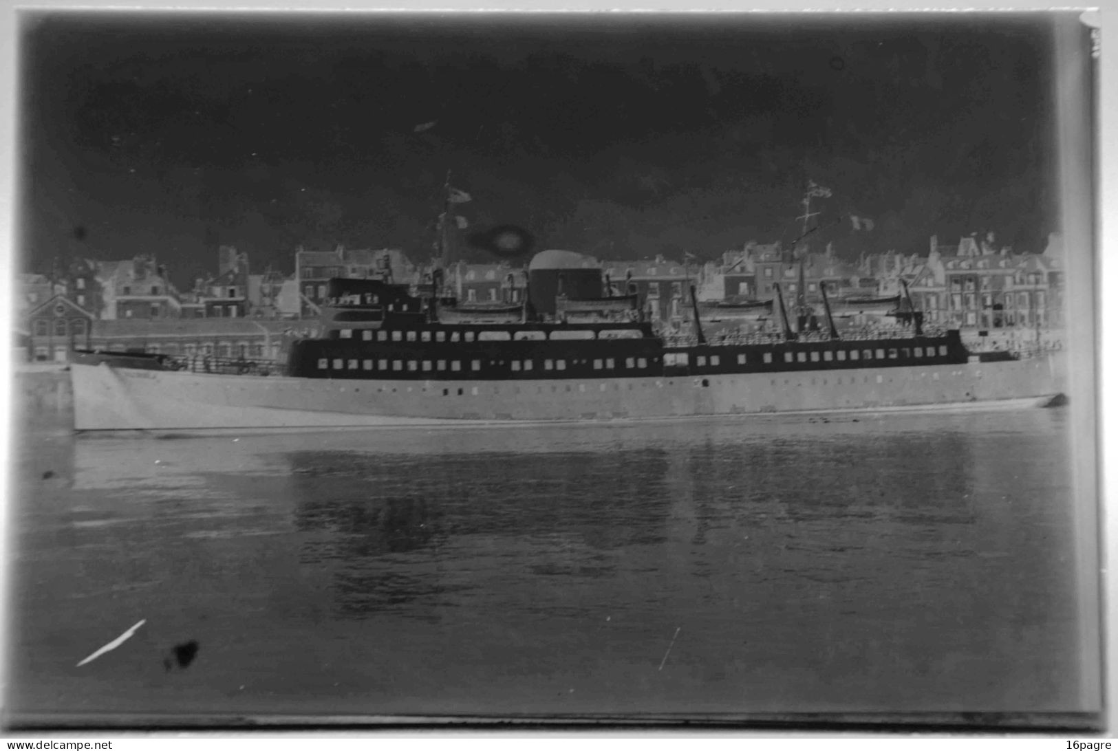 PLAQUE DE VERRE. PAQUEBOT LISIEUX. PORT DE DIEPPE. SEINE-MARITIME. NORMANDIE. VERS 1950 - Diapositiva Su Vetro