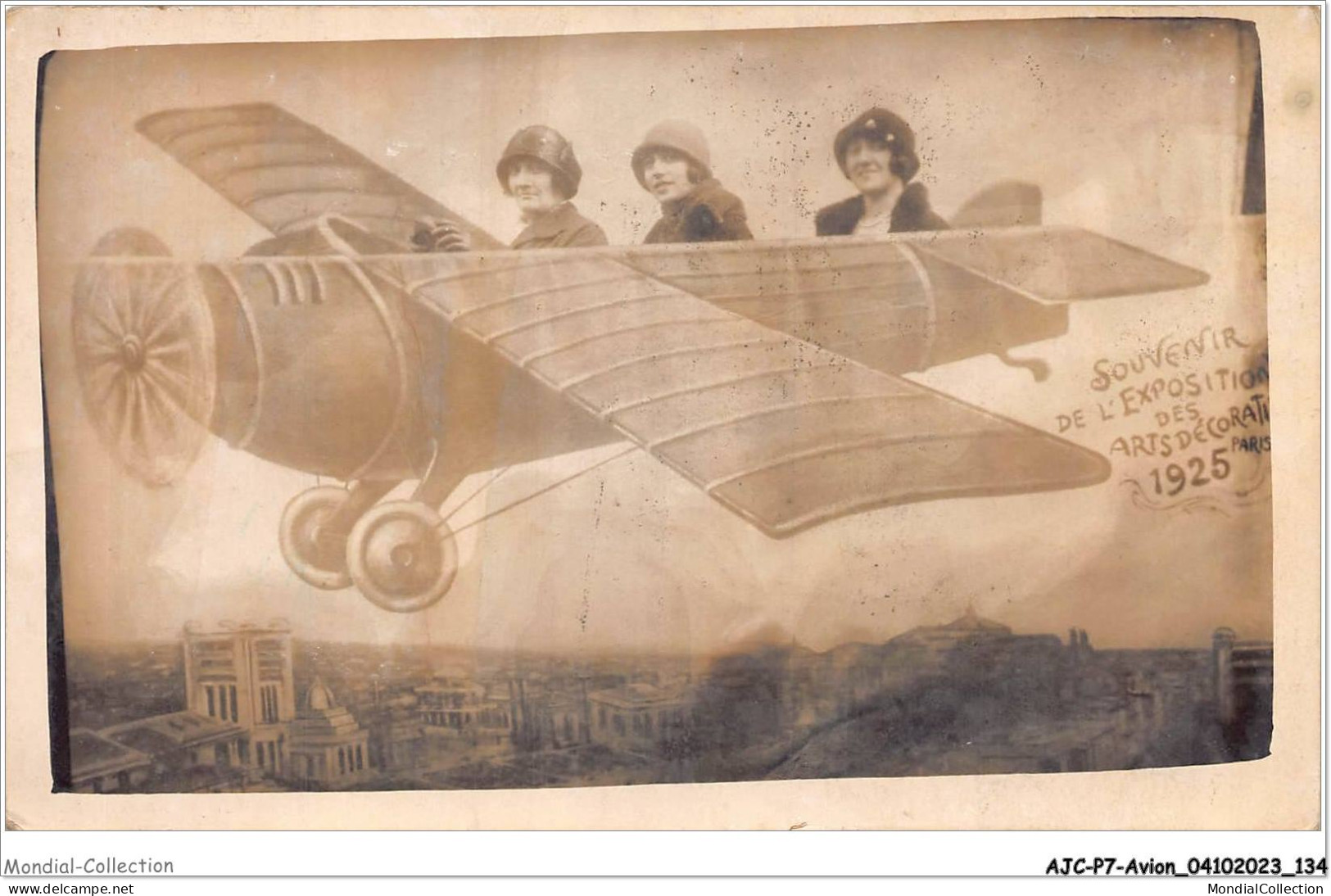 AJCP7-0692- AVION - PARIS PHOTOMONTAGE SOUVENIR DE L'EXPOSITION DES ARTS DECORATIF 1925 - 1914-1918: 1. Weltkrieg