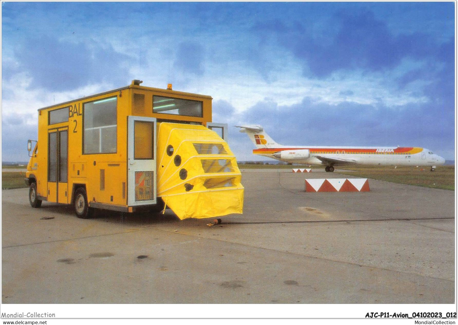 AJCP11-1025- AVION - AEROPORT D'ORLY - LE BALISAGE - REPARATION D'UNE BALISE SUR VOIE DE CIRCULATION - 1946-....: Modern Era