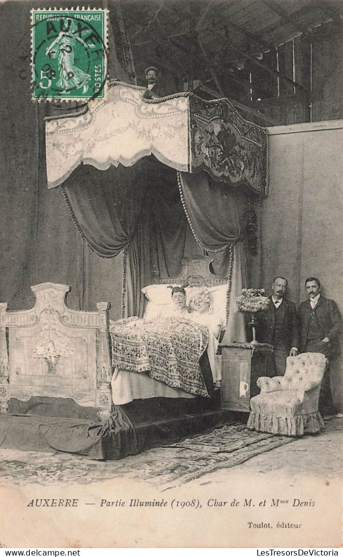 FRANCE - Auxerre - Partie Illuminée (1908) - Char De M Et Mme Denis - Animé - Lit - Chambre - Carte Postale Ancienne - Auxerre