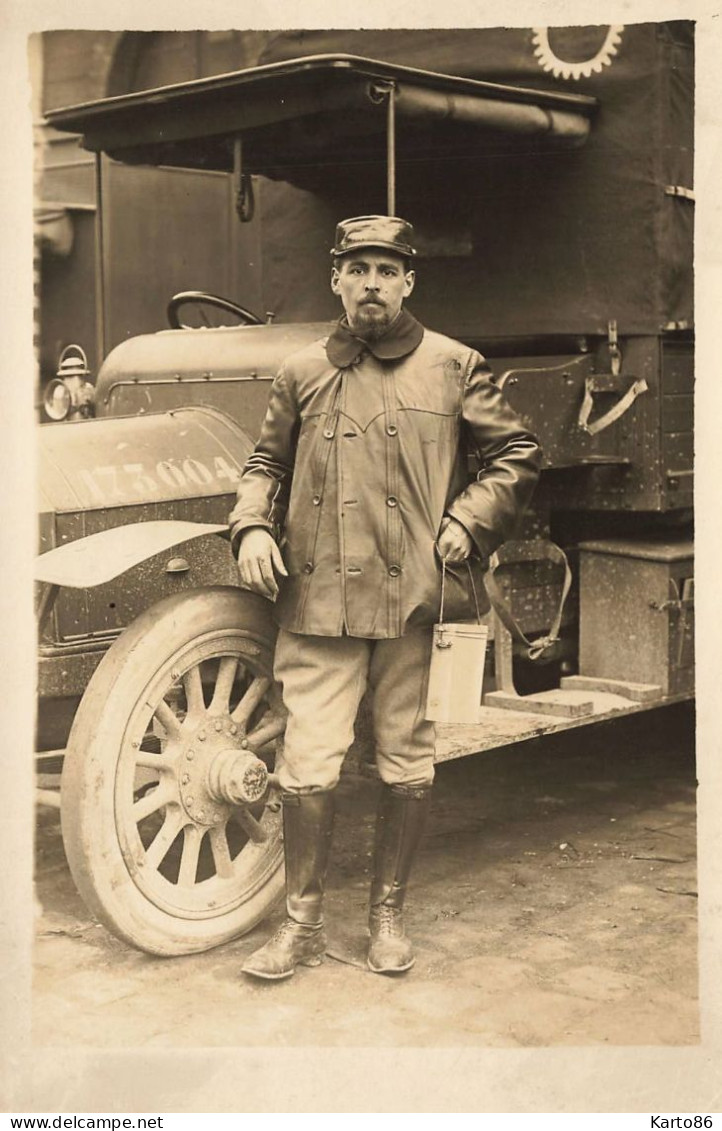 Matériel Militaire , Militaria * Carte Photo * Soldat Régiment Et Son Camion N°173004 * Tenue * Automobile Ww1 - Ausrüstung