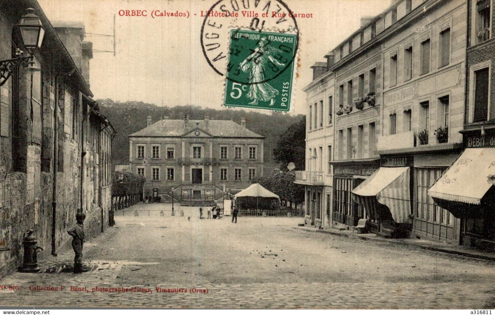 14 Calvados : Orbec Rue Carnot Et Place De L' Hôtel De Ville - Orbec