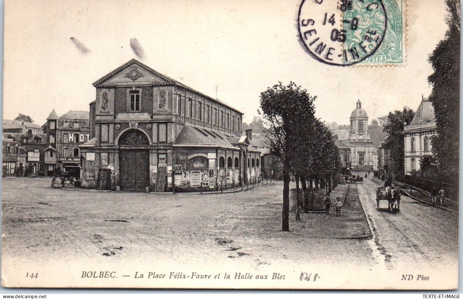 76 BOLBEC - La Place Felix Faure Et Halle Aux Bles  - Bolbec
