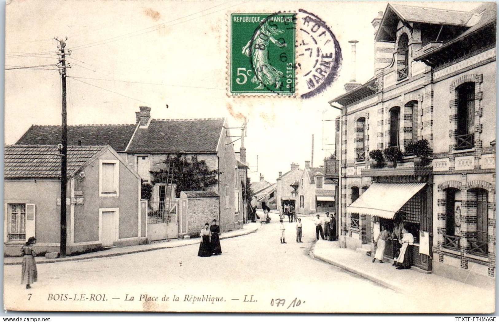 77 BOIS LE ROI - La Place De La Republique. - Bois Le Roi