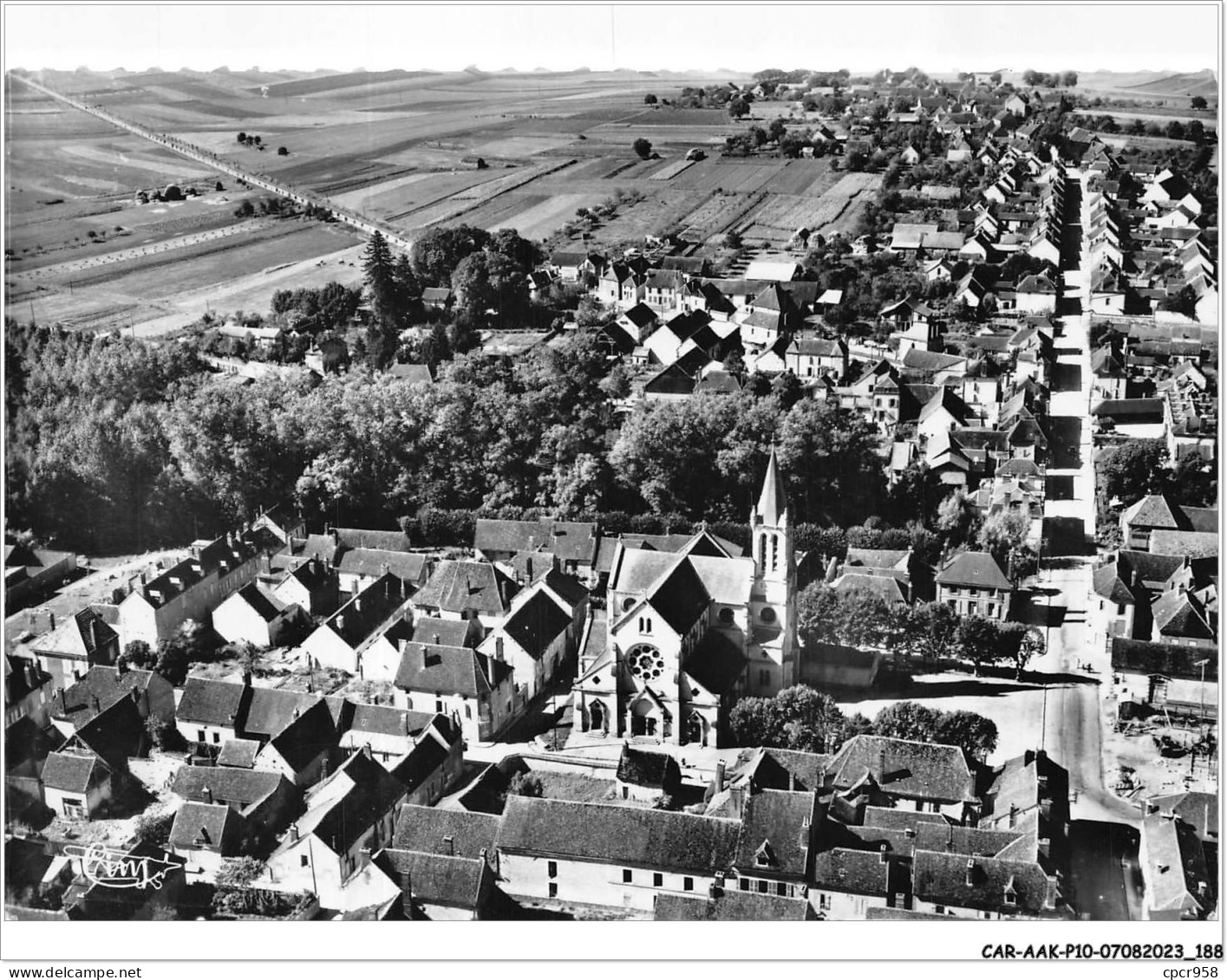 CAR-AAKP10-89-1074 - AILLANT-SUR-THOLON - Vue Aérienne Sur La Rue De La Mothe Et L'église - Aillant Sur Tholon