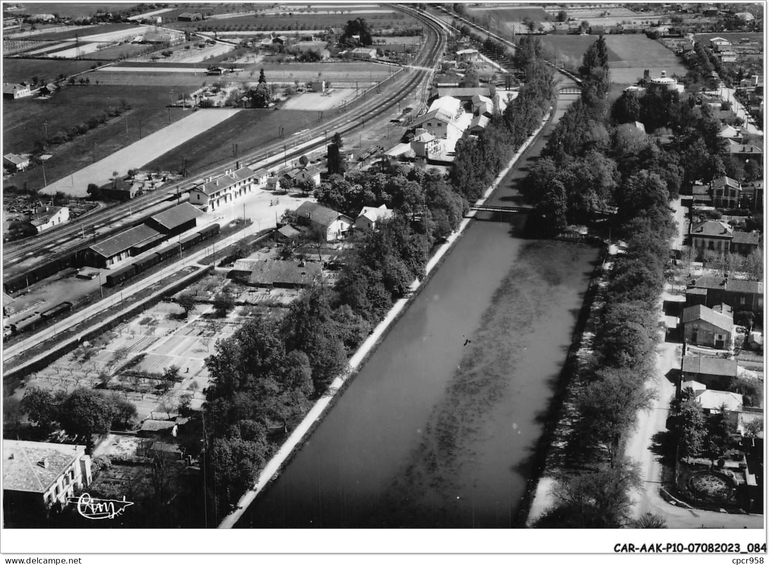 CAR-AAKP10-82-1022 - CASTELSARRASIN - Quartier De La Gare Et Le Bassin Du Canal - Vue Aérienne - Castelsarrasin