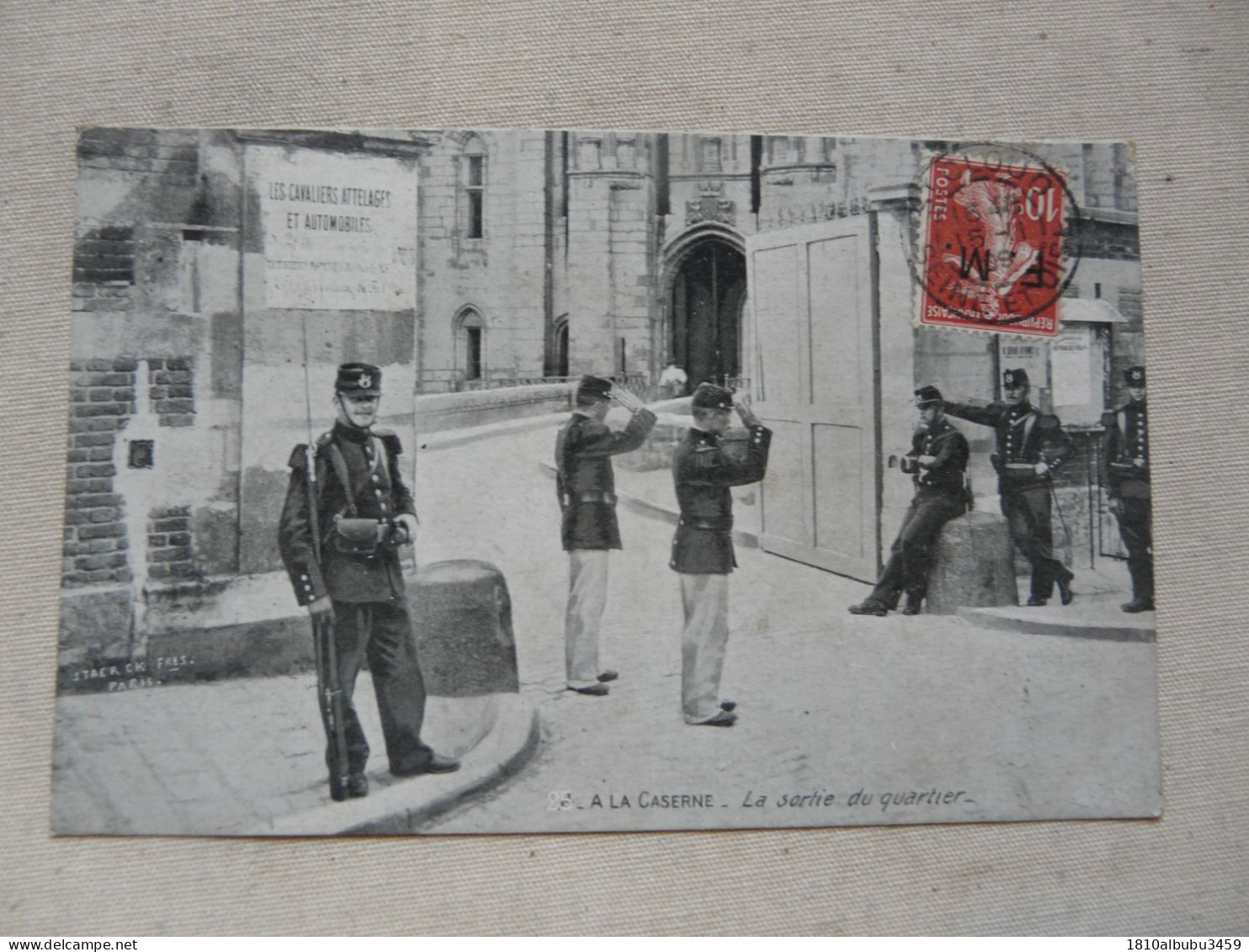 CPA MILITARIA - A LA CASERNE : La Sortie Du Quartier - War Cemeteries