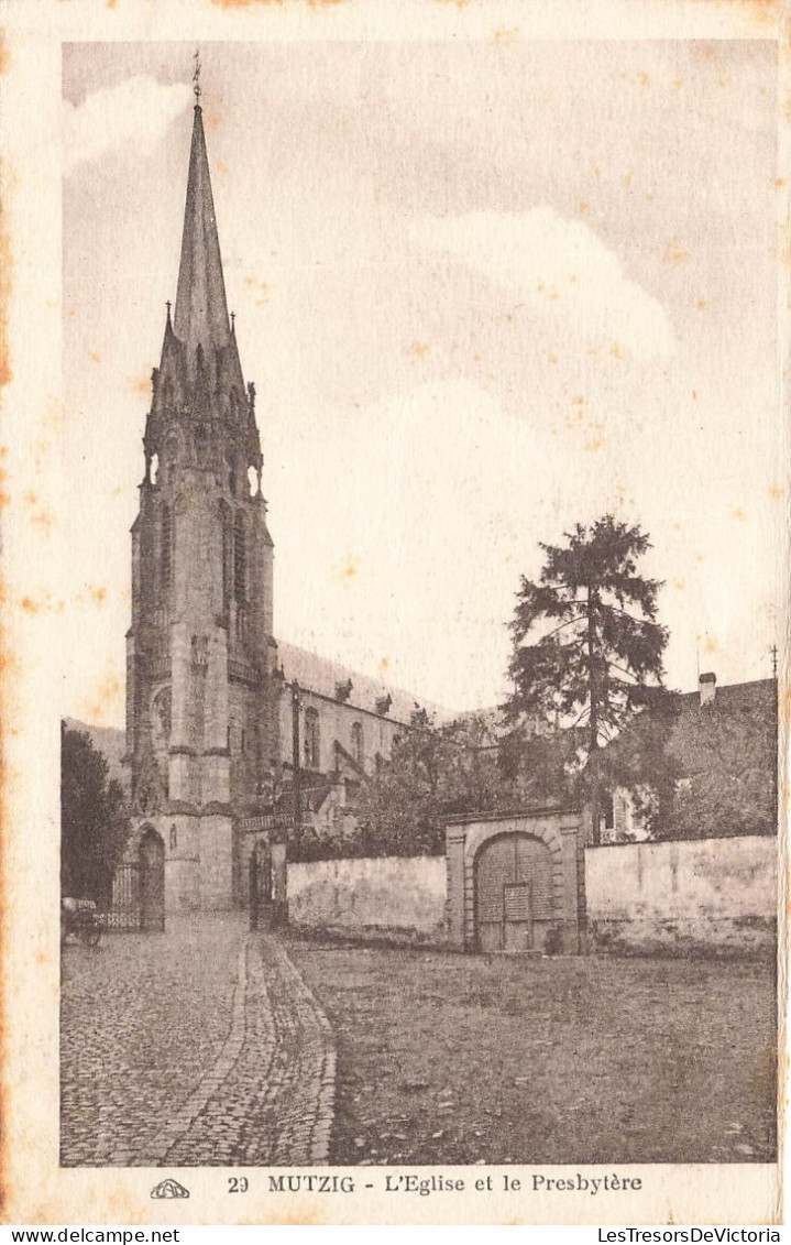 FRANCE - Mutzig - Vue Sur L'église Et Le Presbytère - Vue Face à L'entrée - De L'extérieure - Carte Postale Ancienne - Mutzig