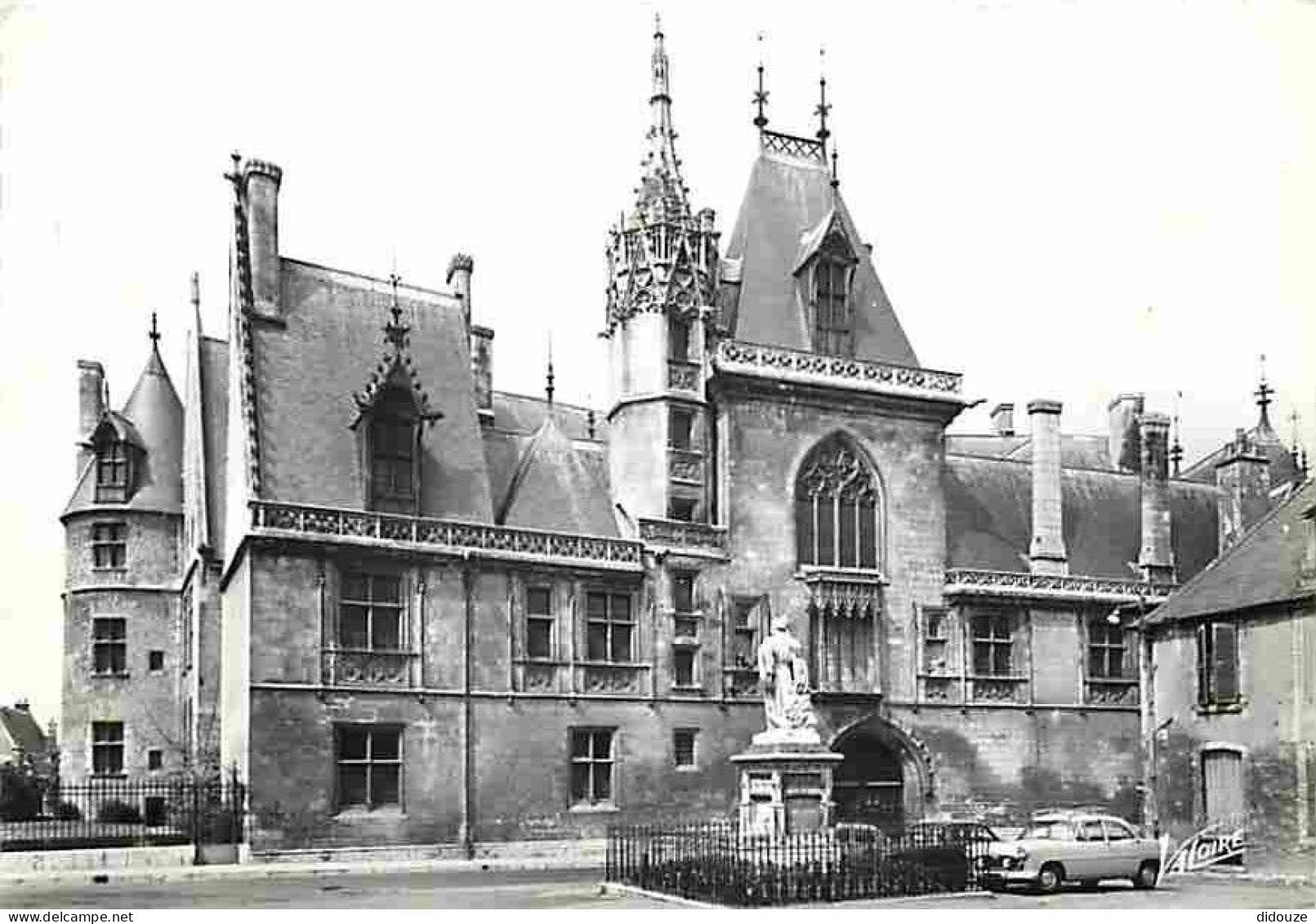 Automobiles - Bourges - La Façade Principale Du Palais Jacques Coeur  - CPM - Voir Scans Recto-Verso - PKW