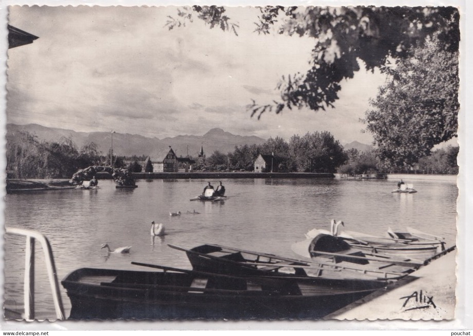 E13-65) LANNEMEZAN - HOPITAL PSYCHIATRIQUE - LE LAC , AU FOND LE PIC DU MIDI DE BIGORRE - PEDALOS -( 2 SCANS ) - Lannemezan