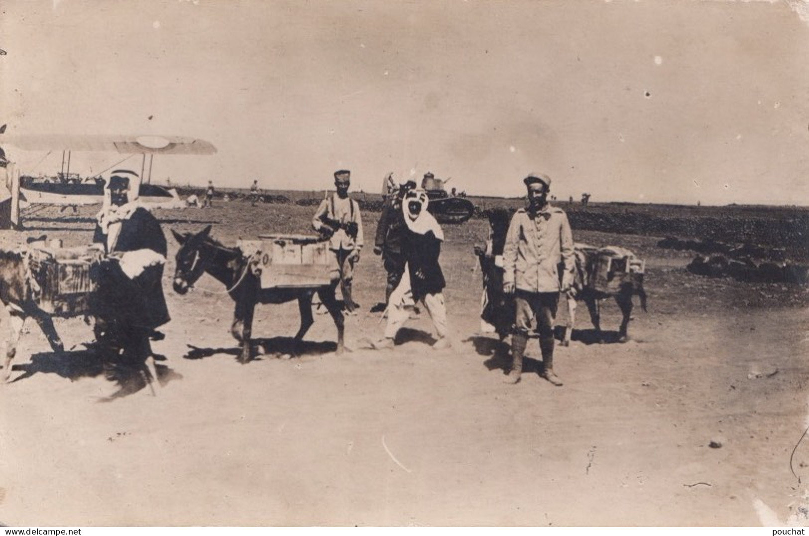 F5- DAMAS (SYRIE) LE 26/3/1926 - CARTE PHOTO - UN  CONVOI MILITAIRE - AVION - CHAR  - ANES - MILITAIRES - ( 2 SCANS ) - Syrien