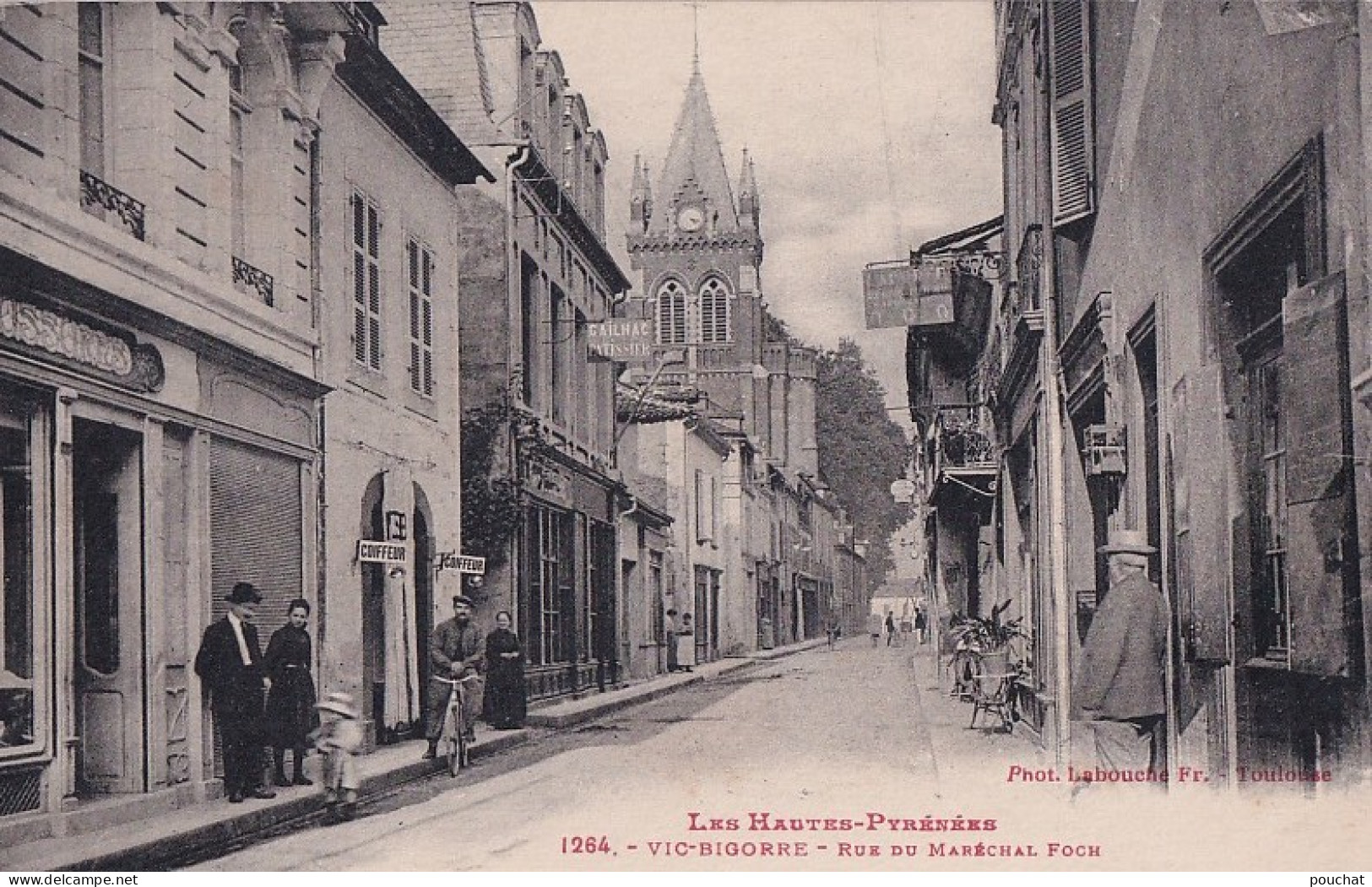 F23-65) VIC BIGORRE (HAUTES PYRENEES) RUE DU MARECHAL FOCH - ANIMEE - COIFFEUR HABITANTS    - ( 2 SCANS ) - Vic Sur Bigorre