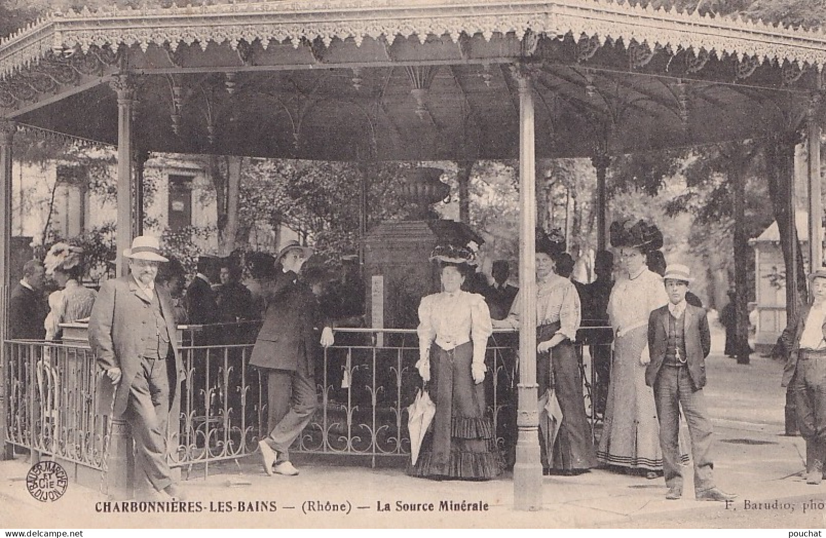 S21-69) CHARBONNIERES LES BAINS (RHONE) LA SOURCE MINERALE - TRES  ANIMEE  - EN  1910 - ( 2 SCANS ) - Charbonniere Les Bains