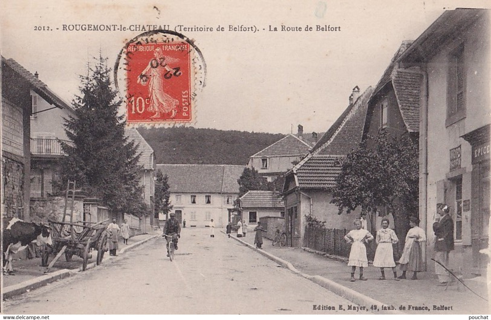 90) ROUGEMONT LE CHATEAU ( TERRITOIRE DE BELFORT ) LA ROUTE DE BELFORT - ANIMEE - HABITANTS - EN 1920 - Rougemont-le-Château