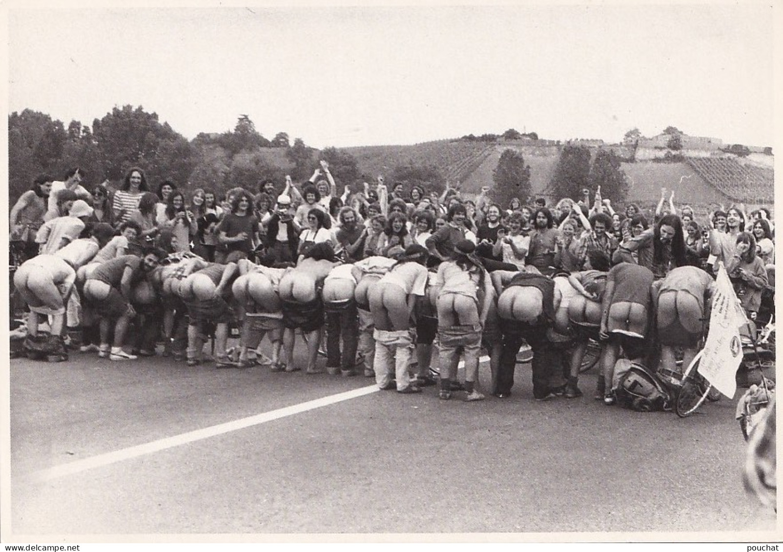 68 ) NEUF BRISACH - PONT DU RHIN - RASSEMBLEMENT ANTI NUCLEAIRE EN 1981 - LES MANIFESTANTS MONTRENT LEURS POSTERIEURS  - Neuf Brisach