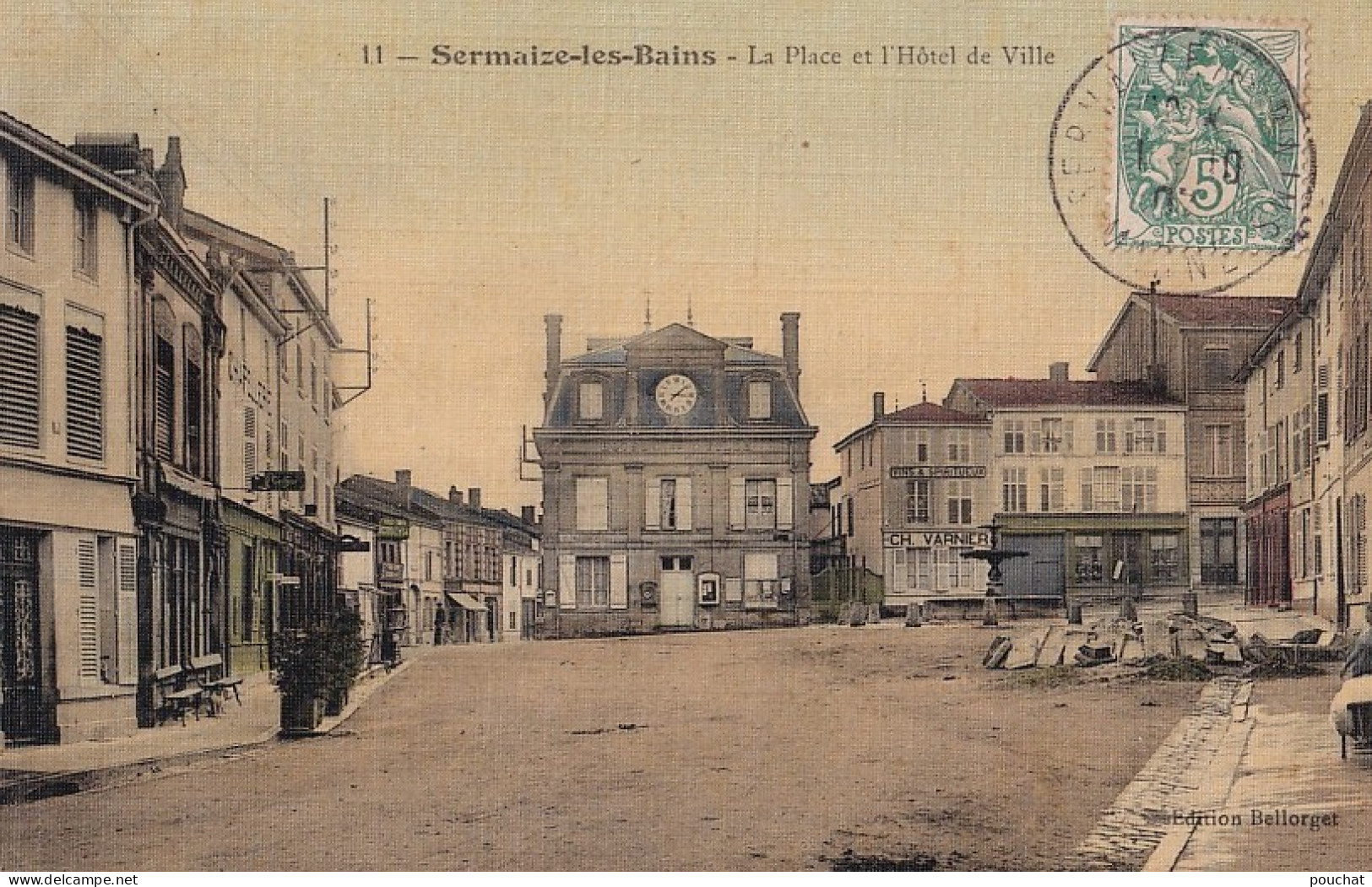 Z4-51) SERMAIZE LES BAINS ( MARNE ) LA PLACE DE L ' H0TEL DE VILLE - CARTE TOILEE COULEURS - EN 1907 - Sermaize-les-Bains