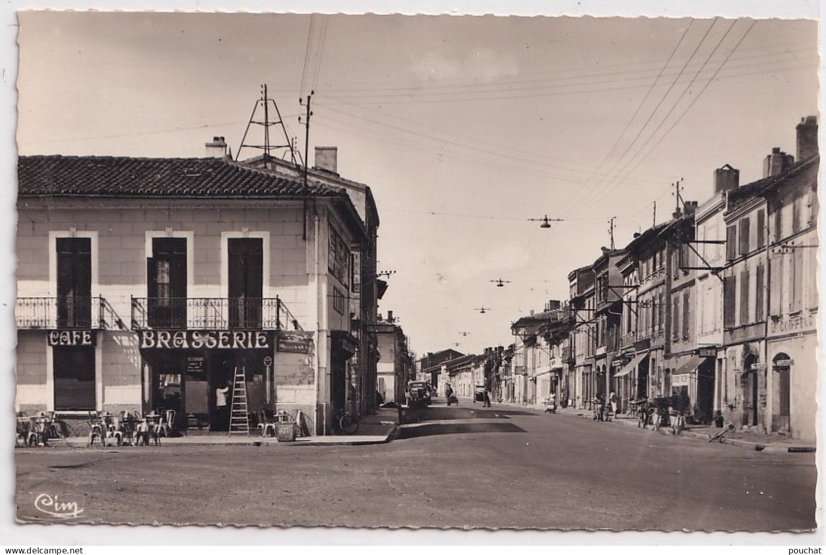 Z5-31) MURET - HAUTE GARONNE - AVENUE  DES PYRENEES  - CAFE - BRASSERIE - ( 2 SCANS ) - Muret