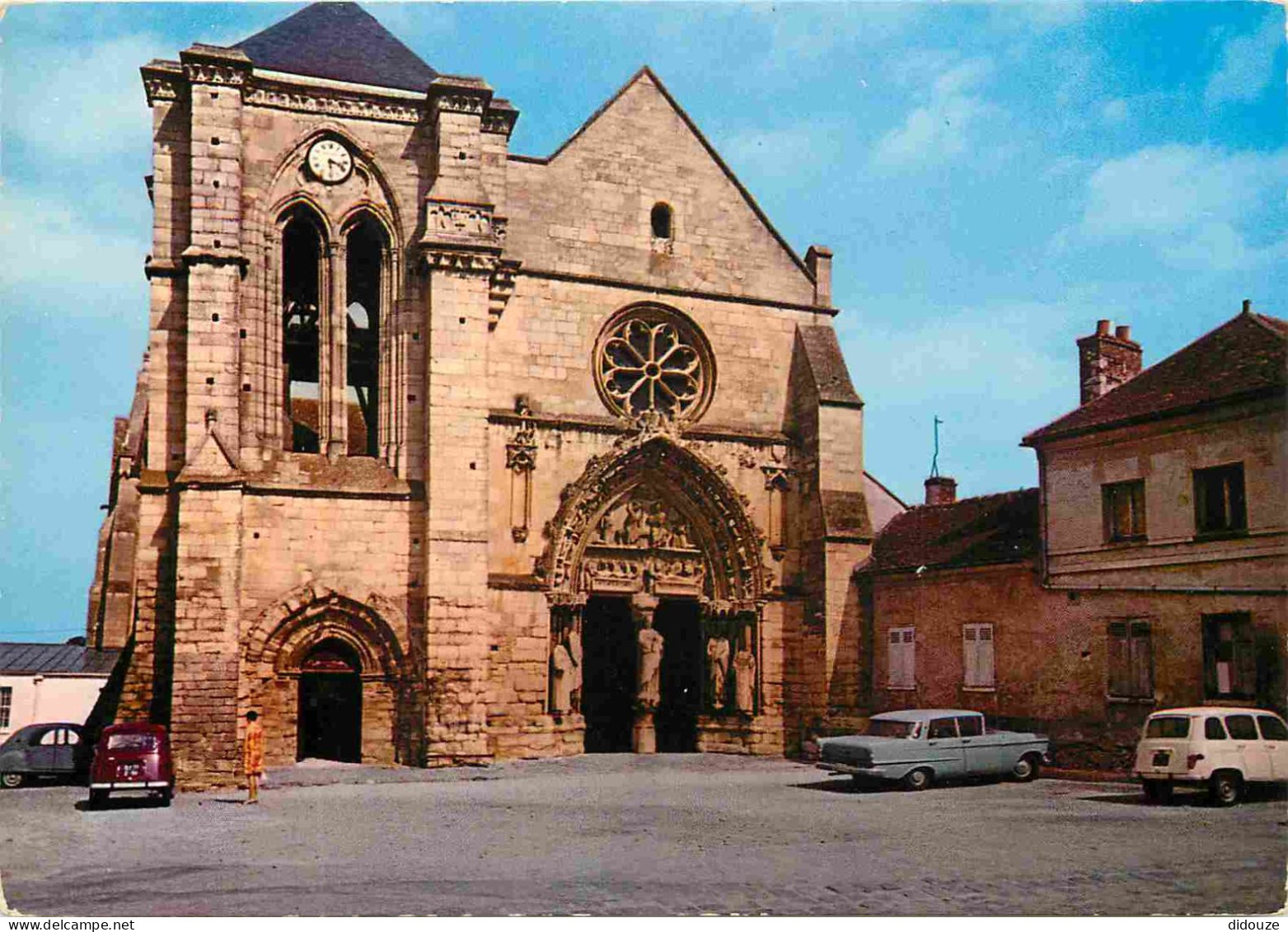 Automobiles - Longpont Sur Orge - Notre Dame De Bonne Garde - Basilique Du Xlle Siècle - CPM - Voir Scans Recto-Verso - PKW