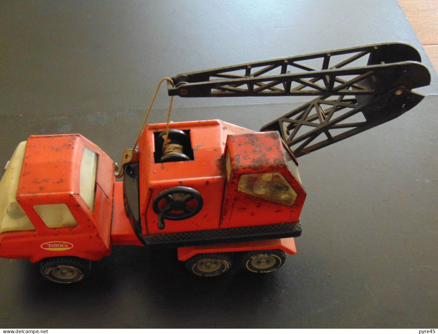 Camion Grue Articulé En Métal Et Plastique " Tonka " ( Traces De Rouille Et Peinture ) - Toy Memorabilia