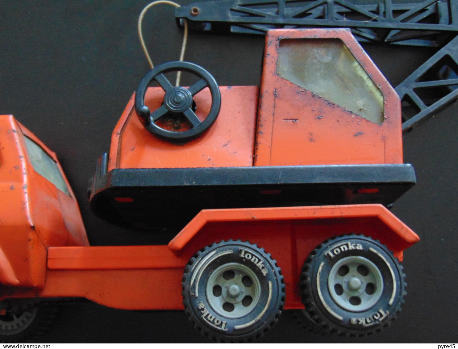 Camion Grue Articulé En Métal Et Plastique " Tonka " ( Traces De Rouille Et Peinture ) - Toy Memorabilia