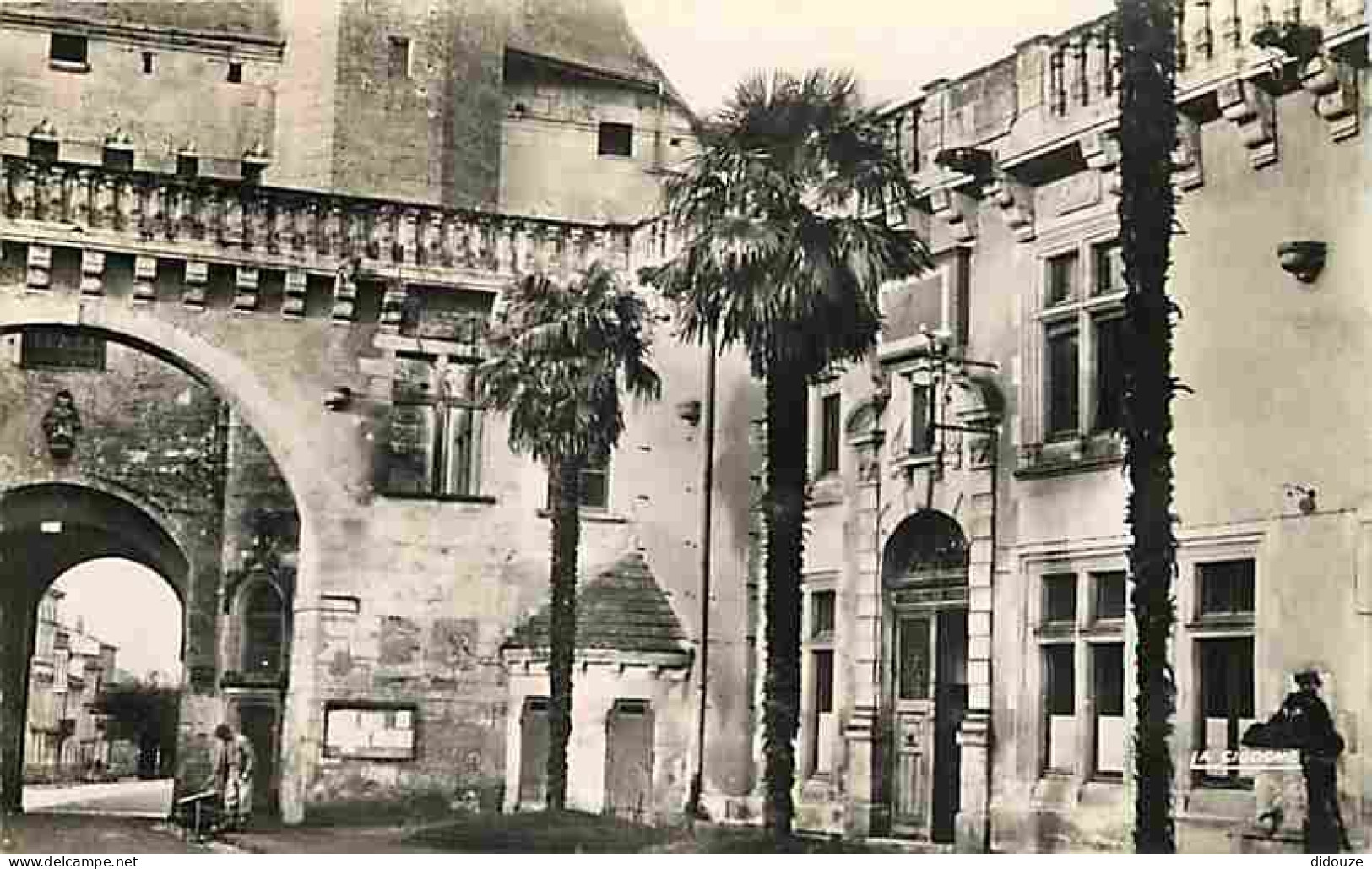 17 - Jonzac - Hotel De Ville - Animée - Voir Timbre - Oblitération Ronde De 1954 - CPA - Voir Scans Recto-Verso - Jonzac