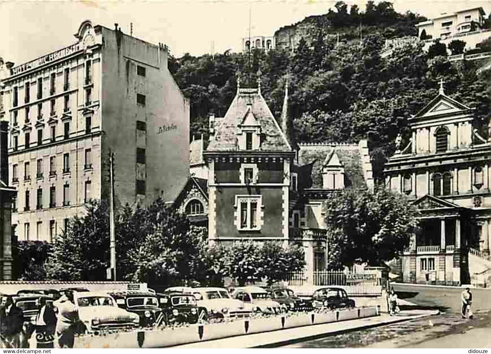 Automobiles - Royat - Place Allard - CPM - Voir Scans Recto-Verso - PKW