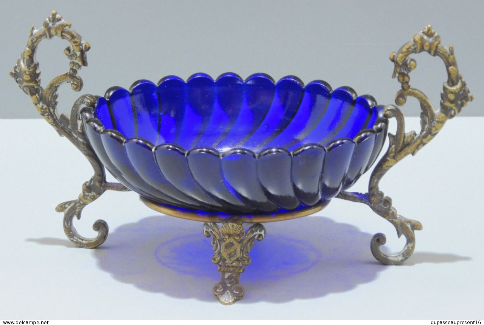 -JOLIE COUPELLE VIDE POCHE VERRE Bleu MONTURE Bronze Avec 2 PIEDS BLASONS   E - Glas & Kristall