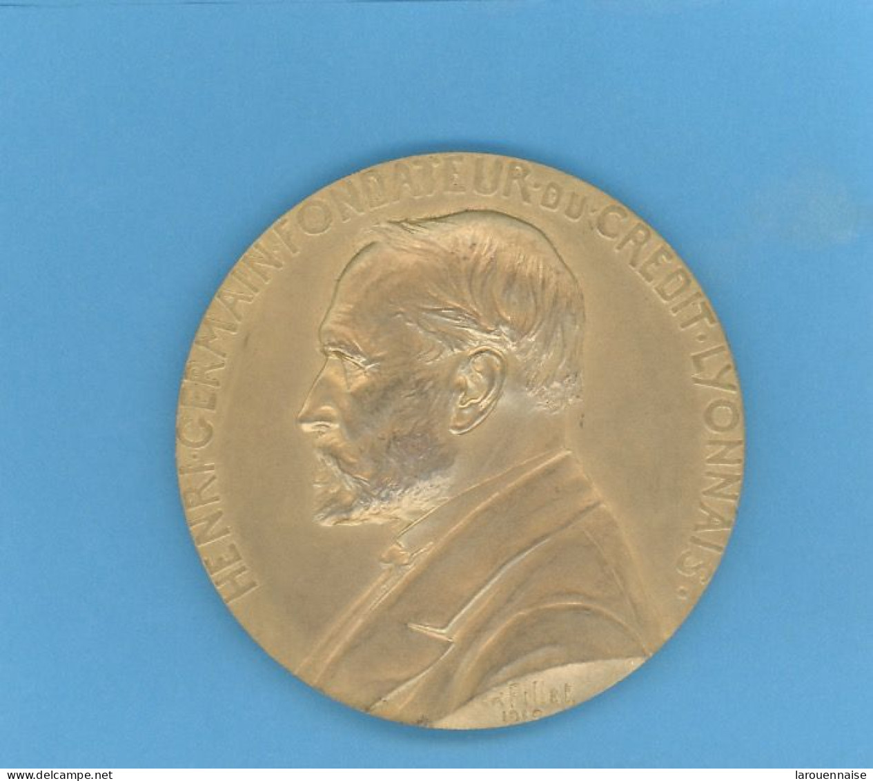 MÉDAILLE - (BANQUE) CRÉDIT LYONNAIS -HENRI GERMAIN - BRONZE PATINE DORÉE -81mm -250gr -ND -GRAVEUR CH. PILLET -1910 - - Profesionales / De Sociedad