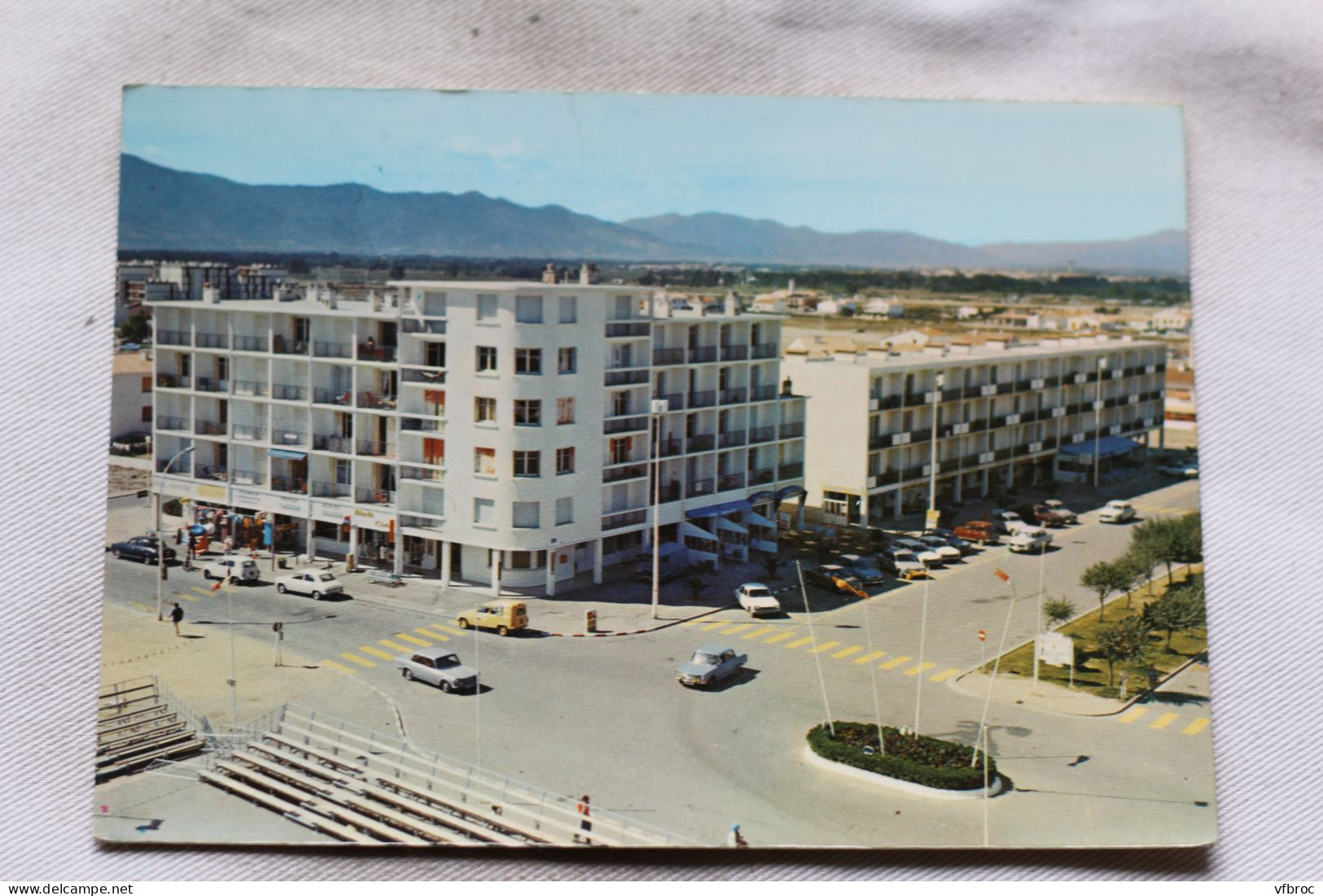 Cpm, Saint Cyprien, Le Rond Point, Le Miramar, Le Dauphin, Pyrénées Orientales 66 - Saint Cyprien