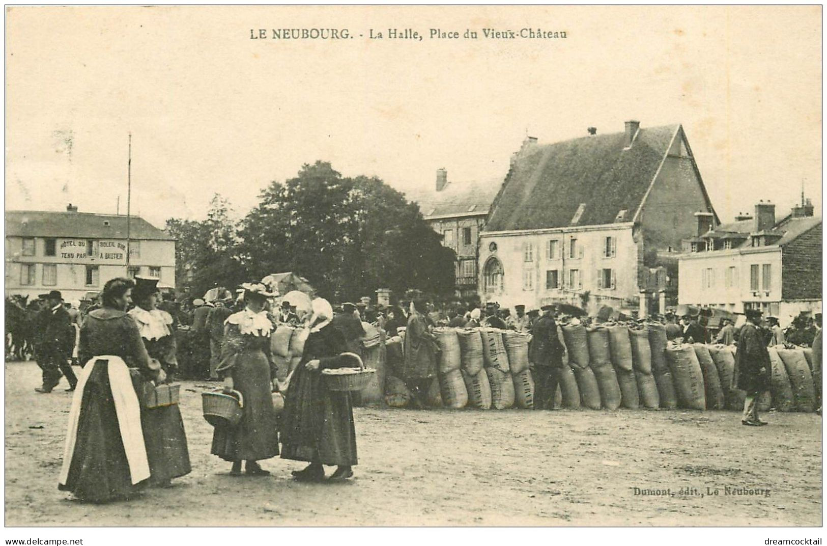 27 LE NEUBOURG. La Halle Place Du Vieux Château 1918 Hôtel Du Soleil D'Or - Le Neubourg