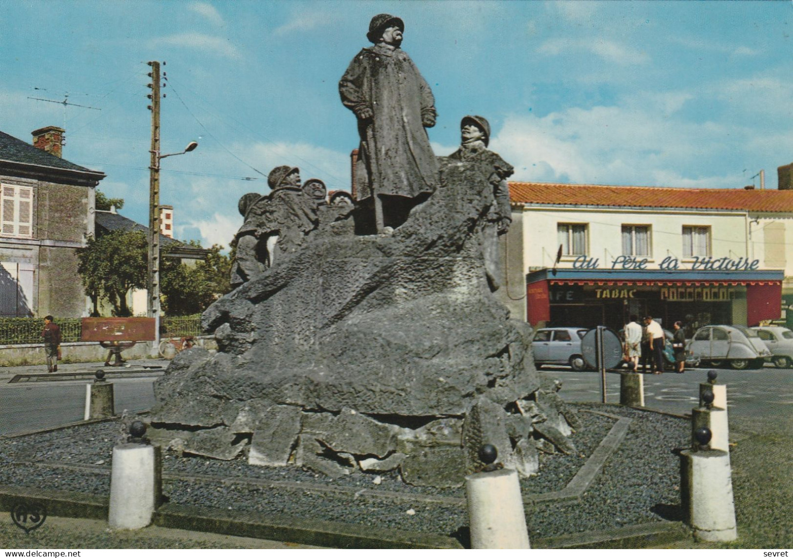 SAINTE HERMINE . -  Monument De Georges Clemenceau (Sculpteur Sicard). Café "AU PERE DE LA VICTOIRE" - Sainte Hermine