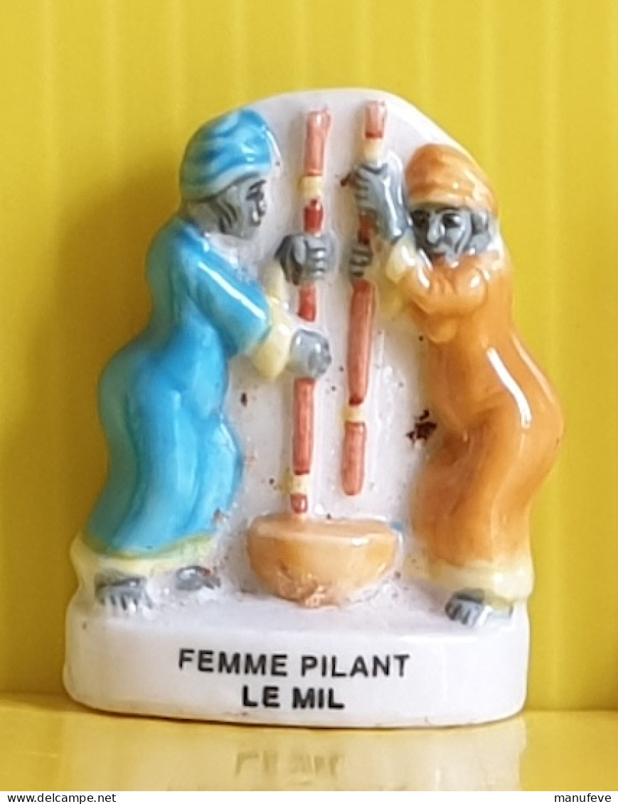 Fève  - Afrique - Femme Pilant Le Mil - Personnages