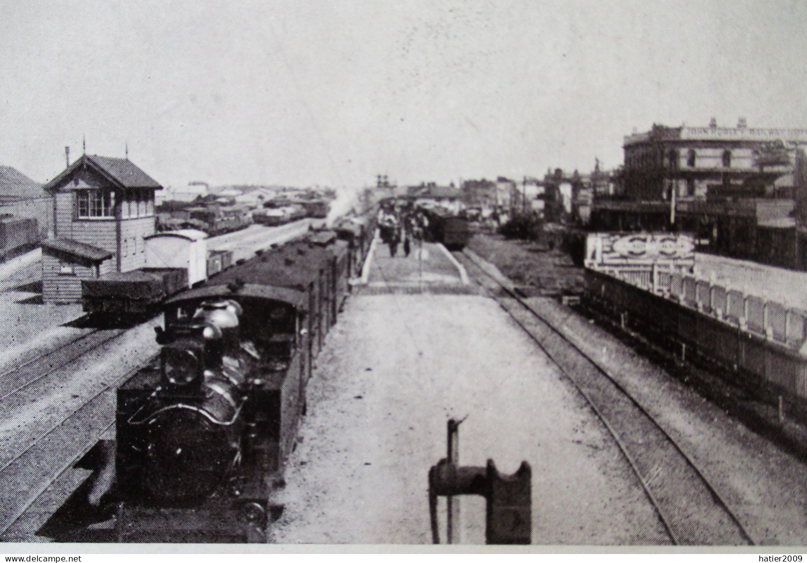 The Railway Station At PALMERSTON NORTH. Superb Railway View With Trains - Neuseeland