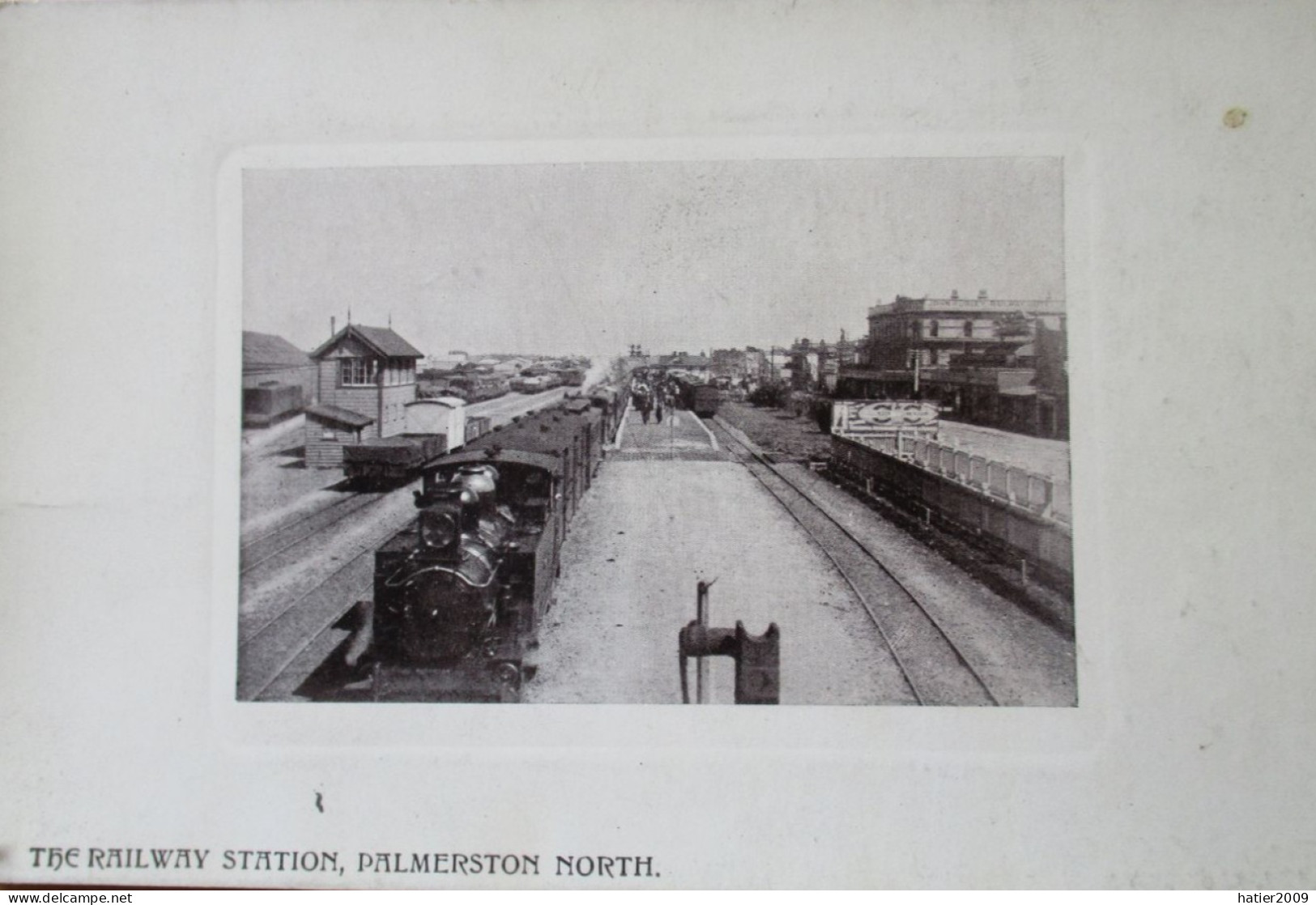 The Railway Station At PALMERSTON NORTH. Superb Railway View With Trains - Neuseeland