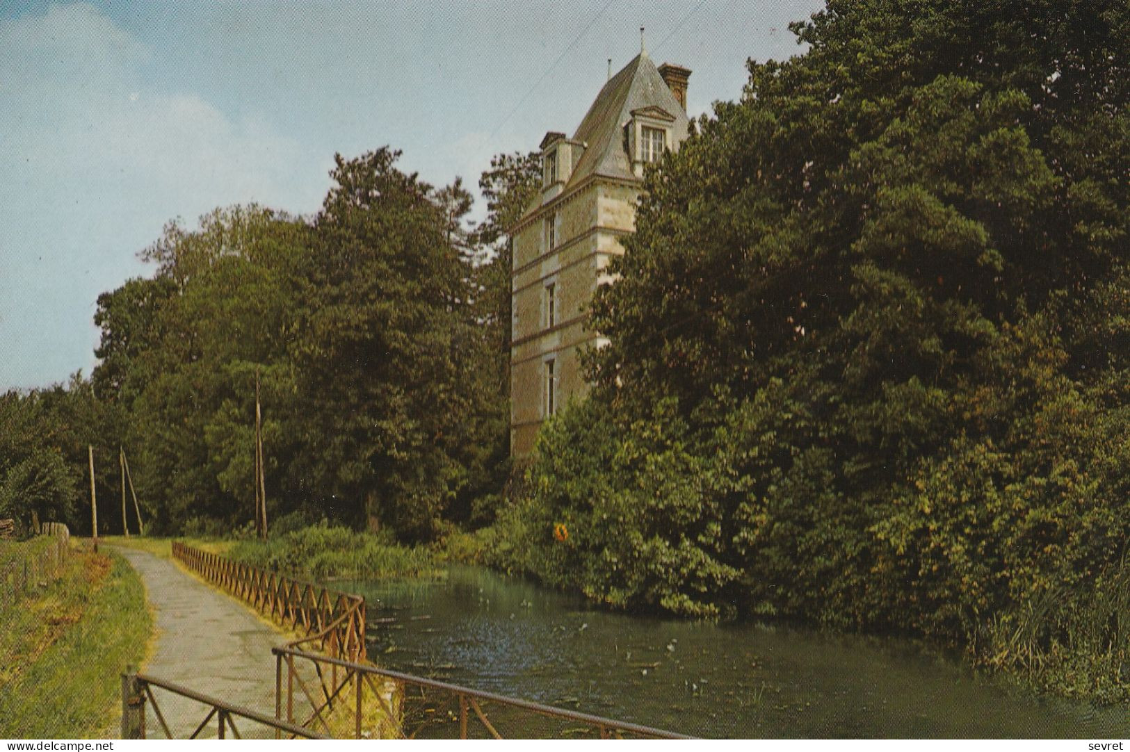 SAINTE HERMINE. - Le Château Et Les Bords De La Smagne . CPM RARE - Sainte Hermine