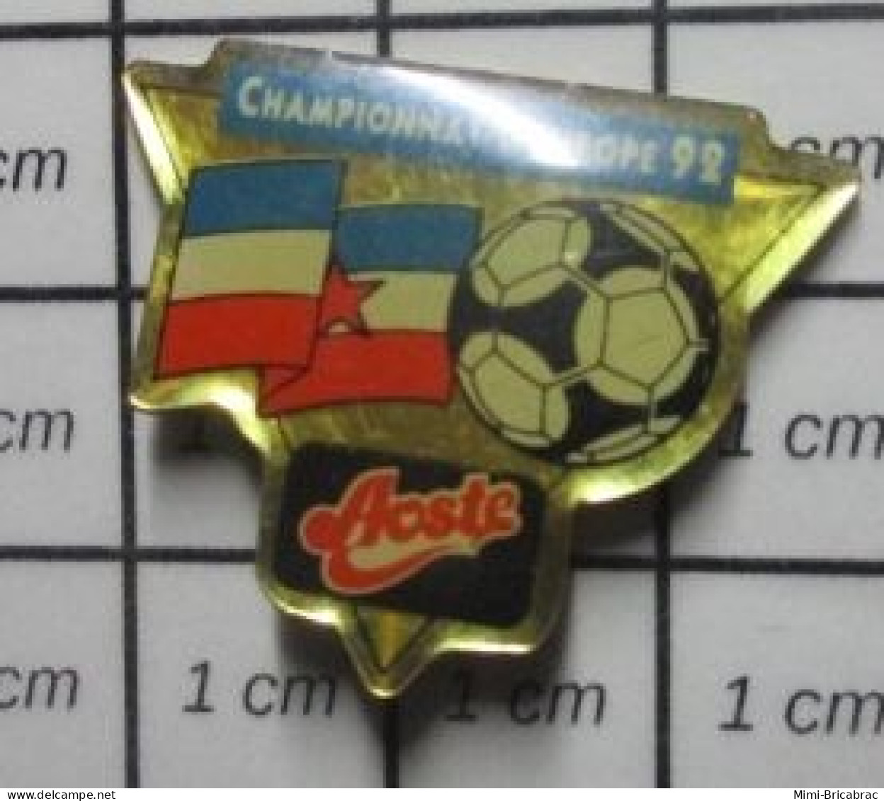 713c Pin's Pins / Beau Et Rare / SPORTS / FOOTBALL CHAMPIONNAT D'EUROPE 1992 ANGLETERRE DRAPEAU YOUGOSLAV Variante AOSTE - Calcio
