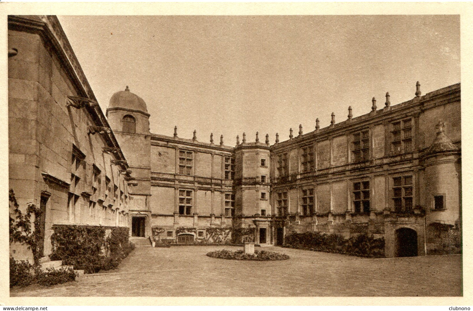 CPA  - GRIGNAN - CHATEAU - COUR D'HONNEUR (IMPECCABLE) - Grignan